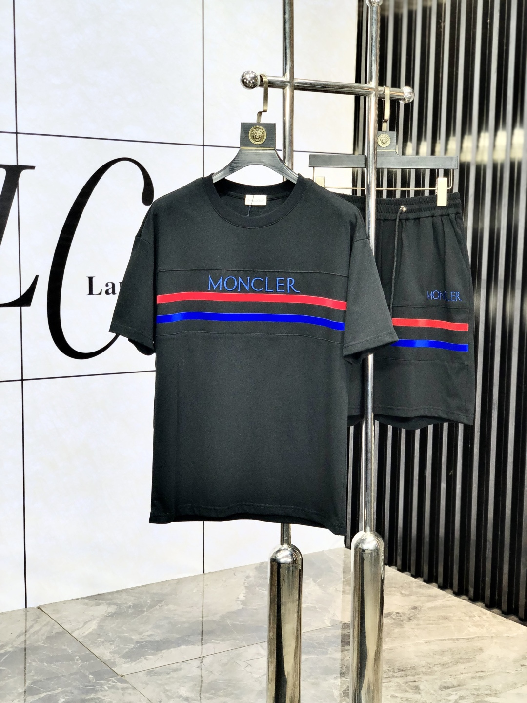 NO:151980,.彩结. 2025 spring and summer new men's short-sleeved T-shirt shorts set is available at the counter simultaneously. Simple, fashionable and versatile. High-end quality. Side logo design. Custom imported pure cotton fabric. Comfortable and breathable. High-end grade and texture. Fashionable and casual!  k1 NB original single production code number M-3xL.m wear 175/130, Moncler, shorts, T-shirt, tees, t-shirt, alexander wang19860909.蒙口.2025春夏新款男士短袖T恤短裤套装 柜台同步发售 简洁时尚百搭 高端品质 侧边logo布标设计 定制进口纯棉棉面料 穿着舒适 透气 档次高很有质感 时尚又休闲！k1 NB原单出品 码数M-3xL.m穿175/130,,Moncler,shorts,T-shirt,tees，t-shirt,alexander wang,Men's clothing