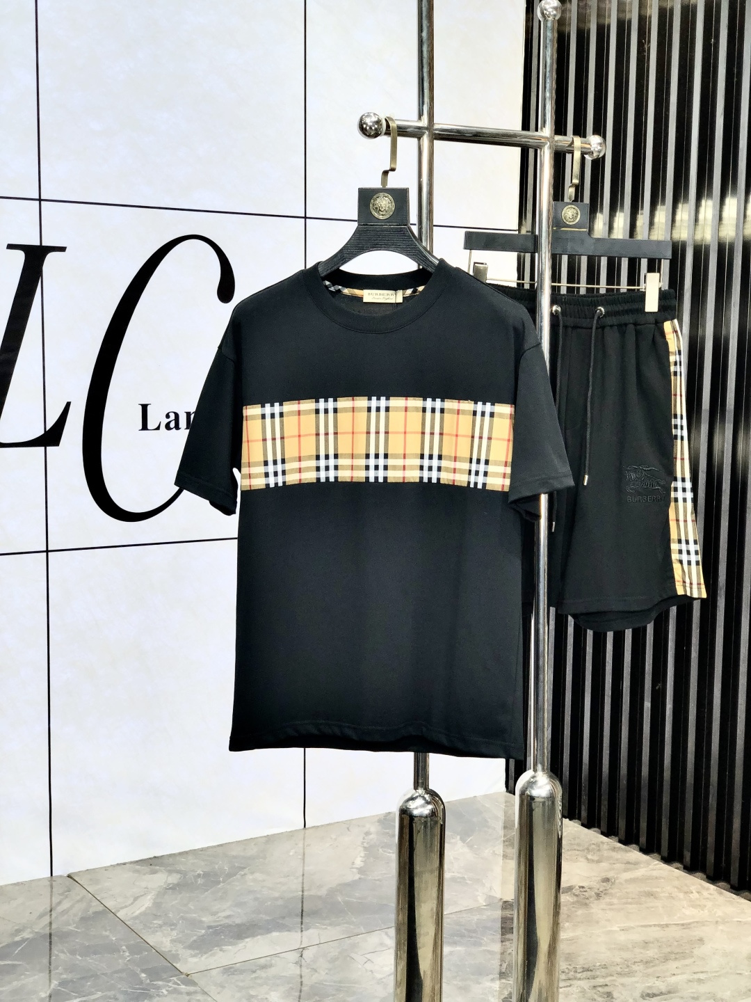 NO:151990,.Burberry. 2025 spring and summer new men's short-sleeved T-shirt shorts set is available at the counter simultaneously. Simple, fashionable and versatile. High-end quality. Side logo design. Custom imported pure cotton fabric. Comfortable and breathable. High-end grade and texture. Fashionable and casual!  k1 NB original single production code number M-3xL.m wear 175/130, burberry, shorts, T-shirt, tees, t-shirt, alexander wang19860909.巴宝莉.2025春夏新款男士短袖T恤短裤套装 柜台同步发售 简洁时尚百搭 高端品质 侧边logo布标设计 定制进口纯棉棉面料 穿着舒适 透气 档次高很有质感 时尚又休闲！k1 NB原单出品 码数M-3xL.m穿175/130,,burberry,shorts,T-shirt,tees，t-shirt,alexander wang,Men's clothing