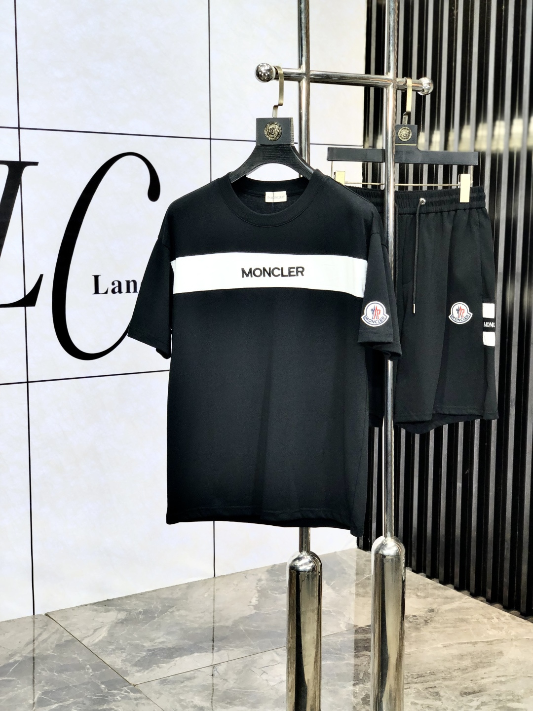 NO:151995,.Covered. 2025 spring and summer new men's short-sleeved T-shirt shorts set is available at the counter simultaneously. Simple, fashionable and versatile. High-end quality. Side logo design. Custom imported pure cotton fabric. Comfortable and breathable. High-grade and textured. Fashionable and casual!  k1 NB original single production code number M-3xL.m wear 175/130, Moncler, shorts, T-shirt, tees, t-shirt, alexander wang19860909.蒙口.2025春夏新款男士短袖T恤短裤套装 柜台同步发售 简洁时尚百搭 高端品质 侧边logo布标设计 定制进口纯棉棉面料 穿着舒适 透气 档次高很有质感 时尚又休闲！k1 NB原单出品 码数M-3xL.m穿175/130,,Moncler,shorts,T-shirt,tees，t-shirt,alexander wang,Men's clothing