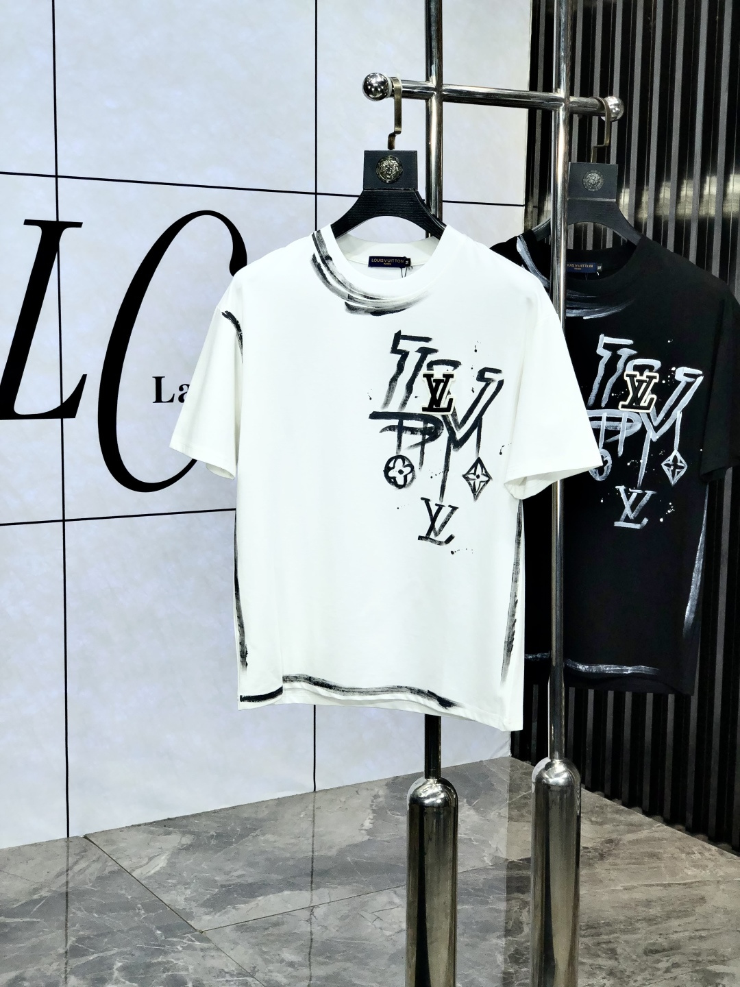 NO:152000,.Lv. Top products 2025 spring and summer new style first-time counter latest short-sleeved round-neck T-shirt, high-end customization, avant-garde and fashionable design!  Brand logo heavy craftsmanship design, high-end customized original European cotton fabric, soft feel, comfortable to wear, b counter-level exquisite car line, fine workmanship, invincible and handsome upper body effect!  A must-have item for handsome men!  Count s-xxL.s wear 175/130, louis vuitton, T-shirt,tees, t-shirt,alexander wang19860909.Lv.顶级货品2025春夏新款首发专柜最新款短袖圆领T恤 高端订制 设计前卫时尚！品牌logo重工艺设计 高端定制原版欧棉面料.手感柔软.穿着舒适.b专柜级别精致车线.做工精细.上身效果无敌帅气！型男必备单品！码数s-xxL.s穿175/130,,louis vuitton,T-shirt,tees，t-shirt,alexander wang,Men's clothing