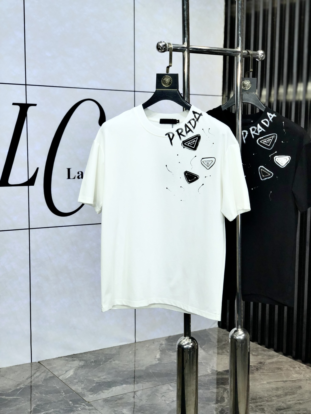 NO:152005,.Prada. Top products 2025 spring and summer new first-time counter latest short-sleeved round-neck T-shirt, high-end customization, avant-garde and fashionable design!  Brand logo heavy craftsmanship design, high-end customized original European cotton fabric, soft feel, comfortable to wear, b counter-level exquisite car line, fine workmanship, invincible and handsome upper body effect!  A must-have item for handsome men!  Count s-xxL.s wear 175/130, prada, T-shirt,tees, t-shirt,alexander wang19860909.普拉达.顶级货品2025春夏新款首发专柜最新款短袖圆领T恤 高端订制 设计前卫时尚！品牌logo重工艺设计 高端定制原版欧棉面料.手感柔软.穿着舒适.b专柜级别精致车线.做工精细.上身效果无敌帅气！型男必备单品！码数s-xxL.s穿175/130,,prada,T-shirt,tees，t-shirt,alexander wang,Men's clothing