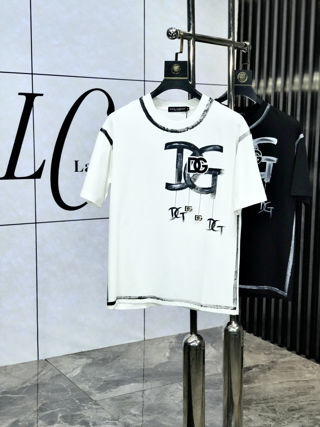 NO:152010,.D&G. Top products 2025 spring and summer new style first launch counter latest short-sleeved round neck T-shirt, high-end customization, avant-garde and fashionable design!  Brand logo heavy craftsmanship design, high-end customized original European cotton fabric, soft feel, comfortable to wear, b counter-level exquisite car line, fine workmanship, invincible and handsome upper body effect!  A must-have item for handsome men!  Count s-xxL.s wear 175/130, Dolce & Gabbana, T-shirt, tees, t-shirt, alexander wang19860909.D&G.顶级货品2025春夏新款首发专柜最新款短袖圆领T恤 高端订制 设计前卫时尚！品牌logo重工艺设计 高端定制原版欧棉面料.手感柔软.穿着舒适.b专柜级别精致车线.做工精细.上身效果无敌帅气！型男必备单品！码数s-xxL.s穿175/130,,Dolce&Gabbana,T-shirt,tees，t-shirt,alexander wang,Men's clothing