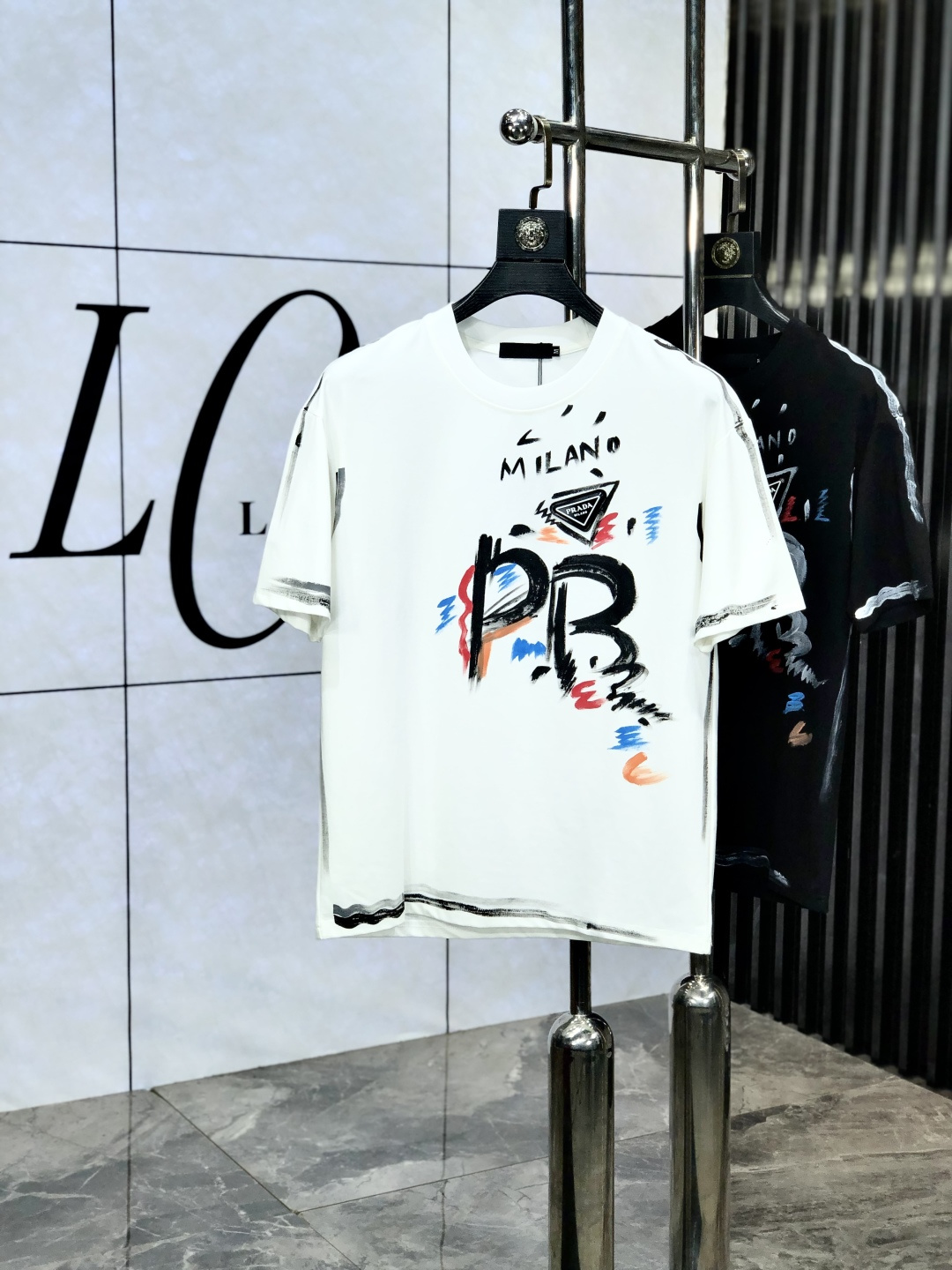 NO:152017,.Prada. Top products 2025 spring and summer new first-time counter latest short-sleeved round-neck T-shirt, high-end customization, avant-garde and fashionable design!  Brand logo heavy craftsmanship design, high-end customized original European cotton fabric, soft feel, comfortable to wear, b counter-level exquisite car line, fine workmanship, invincible and handsome upper body effect!  A must-have item for handsome men!  Count s-xxL.s wear 175/130, prada, T-shirt,tees, t-shirt,alexander wang19860909.普拉达.顶级货品2025春夏新款首发专柜最新款短袖圆领T恤 高端订制 设计前卫时尚！品牌logo重工艺设计 高端定制原版欧棉面料.手感柔软.穿着舒适.b专柜级别精致车线.做工精细.上身效果无敌帅气！型男必备单品！码数s-xxL.s穿175/130,,prada,T-shirt,tees，t-shirt,alexander wang,Men's clothing