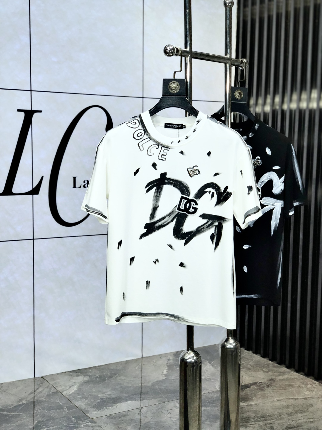 NO:151979,.D&G. Top products 2025 spring and summer new style first launch counter latest short-sleeved round neck T-shirt, high-end customization, avant-garde and fashionable design!  Brand logo heavy craftsmanship design, high-end customized original European cotton fabric, soft feel, comfortable to wear, b counter-level exquisite car line, fine workmanship, invincible and handsome upper body effect!  A must-have item for handsome men!  Count s-xxL.s wear 175/130, Dolce & Gabbana, T-shirt, tees, t-shirt, alexander wang19860909.D&G.顶级货品2025春夏新款首发专柜最新款短袖圆领T恤 高端订制 设计前卫时尚！品牌logo重工艺设计 高端定制原版欧棉面料.手感柔软.穿着舒适.b专柜级别精致车线.做工精细.上身效果无敌帅气！型男必备单品！码数s-xxL.s穿175/130,,Dolce&Gabbana,T-shirt,tees，t-shirt,alexander wang,Men's clothing