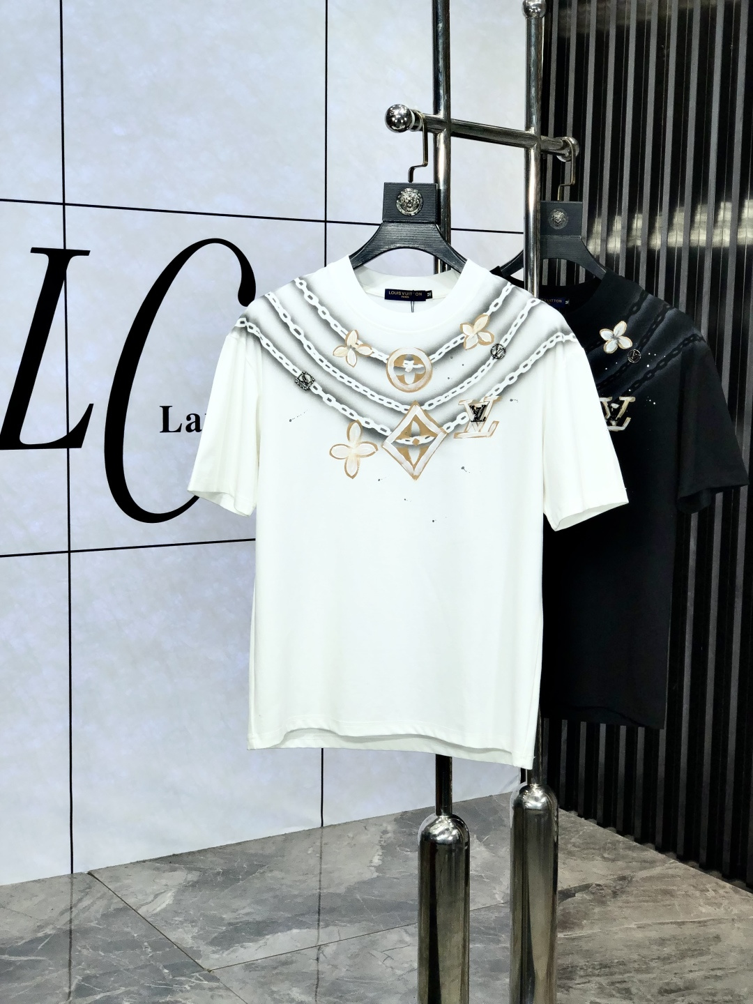 NO:151984,.Lv. Top products 2025 spring and summer new style first-time counter latest short-sleeved round-neck T-shirt, high-end customization, avant-garde and fashionable design!  Brand logo heavy craftsmanship design, high-end customized original European cotton fabric, soft feel, comfortable to wear, b counter-level exquisite car line, fine workmanship, invincible and handsome upper body effect!  A must-have item for handsome men!  Count s-xxL.s wear 175/130, louis vuitton, T-shirt,tees, t-shirt,alexander wang19860909.Lv.顶级货品2025春夏新款首发专柜最新款短袖圆领T恤 高端订制 设计前卫时尚！品牌logo重工艺设计 高端定制原版欧棉面料.手感柔软.穿着舒适.b专柜级别精致车线.做工精细.上身效果无敌帅气！型男必备单品！码数s-xxL.s穿175/130,,louis vuitton,T-shirt,tees，t-shirt,alexander wang,Men's clothing