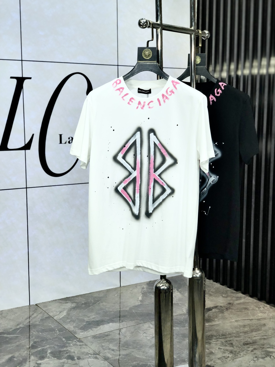 NO:151989,. Balenciaga. Top products 2025 spring and summer new first-time counter latest short-sleeved round-neck T-shirt, high-end customization, avant-garde and fashionable design!  Brand logo heavy craftsmanship design, high-end customized original European cotton fabric, soft feel, comfortable to wear, b counter-level exquisite car line, fine workmanship, invincible and handsome upper body effect!  A must-have item for handsome men!  Count s-xxL.s wear 175/130, balenciaga, T-shirt,tees, t-shirt,alexander wang19860909. 巴黎世家.顶级货品2025春夏新款首发专柜最新款短袖圆领T恤 高端订制 设计前卫时尚！品牌logo重工艺设计 高端定制原版欧棉面料.手感柔软.穿着舒适.b专柜级别精致车线.做工精细.上身效果无敌帅气！型男必备单品！码数s-xxL.s穿175/130,,balenciaga,T-shirt,tees，t-shirt,alexander wang,Men's clothing