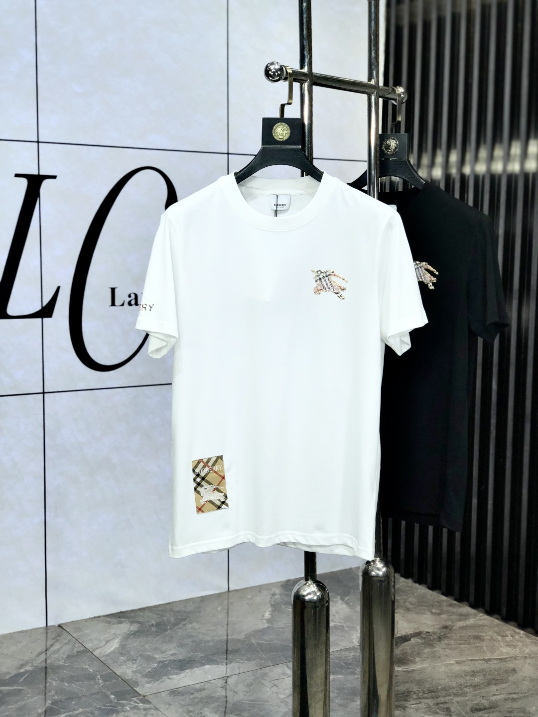 NO:151999,. Burberry. Top products 2025 spring and summer new first-time counter latest short-sleeved round-neck T-shirt, high-end customization, avant-garde and fashionable design!  Brand logo heavy craftsmanship design, high-end customized original European cotton fabric, soft feel, comfortable to wear, b counter-level exquisite car line, fine workmanship, invincible and handsome upper body effect!  A must-have item for handsome men!  Count s-xxL.s wear 175/130, burberry, T-shirt,tees, t-shirt,alexander wang19860909. 巴宝莉.顶级货品2025春夏新款首发专柜最新款短袖圆领T恤 高端订制 设计前卫时尚！品牌logo重工艺设计 高端定制原版欧棉面料.手感柔软.穿着舒适.b专柜级别精致车线.做工精细.上身效果无敌帅气！型男必备单品！码数s-xxL.s穿175/130,,burberry,T-shirt,tees，t-shirt,alexander wang,Men's clothing