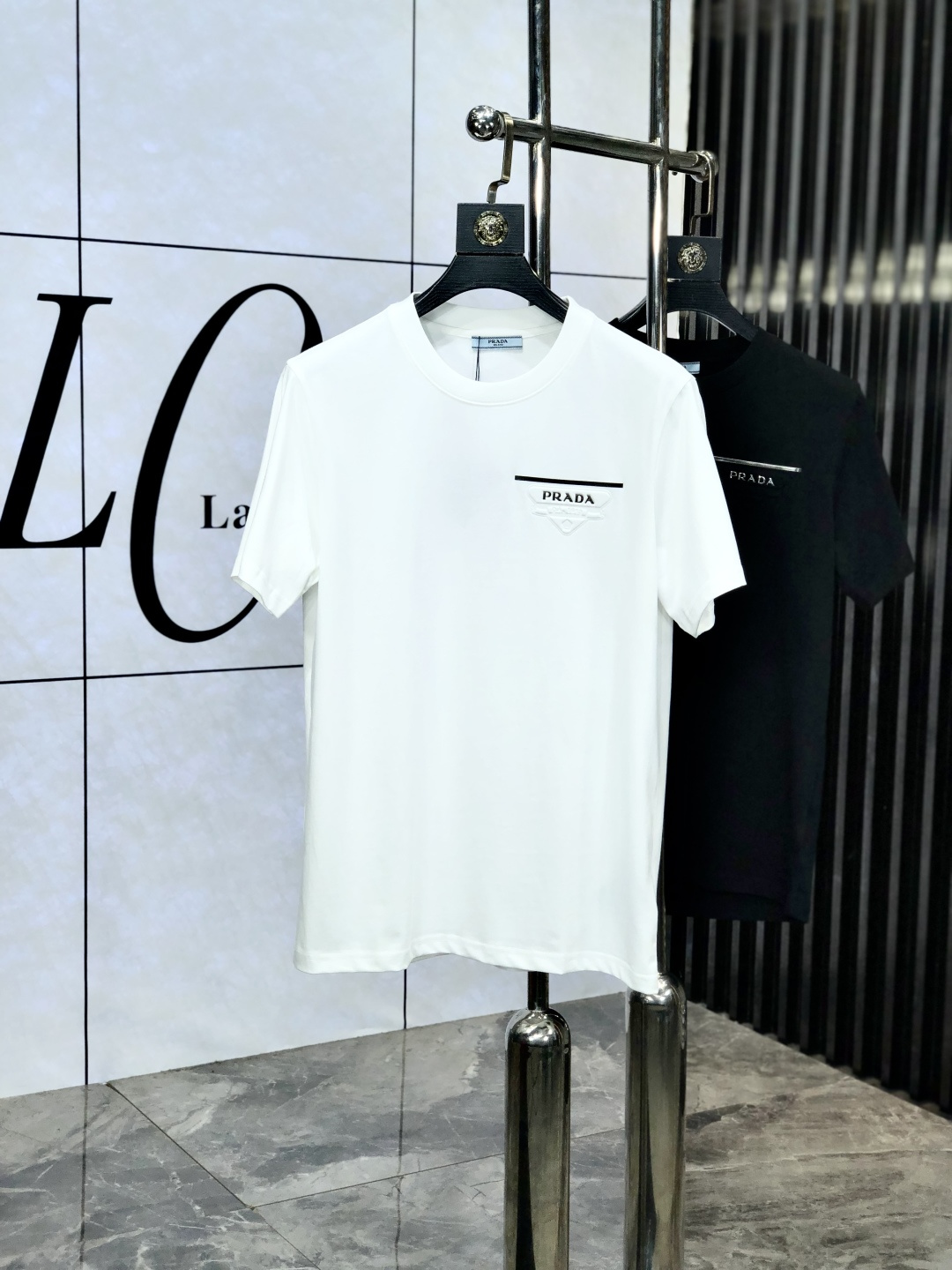 NO:152004,. Prada. Top products 2025 spring and summer new first-time counter latest short-sleeved round-neck T-shirt, high-end customization, avant-garde and fashionable design!  Brand logo heavy craftsmanship design, high-end customized original European cotton fabric, soft feel, comfortable to wear, b counter-level exquisite car line, fine workmanship, invincible and handsome upper body effect!  A must-have item for handsome men!  Count s-xxL.s wear 175/130, prada, T-shirt,tees, t-shirt,alexander wang19860909. 普拉达.顶级货品2025春夏新款首发专柜最新款短袖圆领T恤 高端订制 设计前卫时尚！品牌logo重工艺设计 高端定制原版欧棉面料.手感柔软.穿着舒适.b专柜级别精致车线.做工精细.上身效果无敌帅气！型男必备单品！码数s-xxL.s穿175/130,,prada,T-shirt,tees，t-shirt,alexander wang,Men's clothing