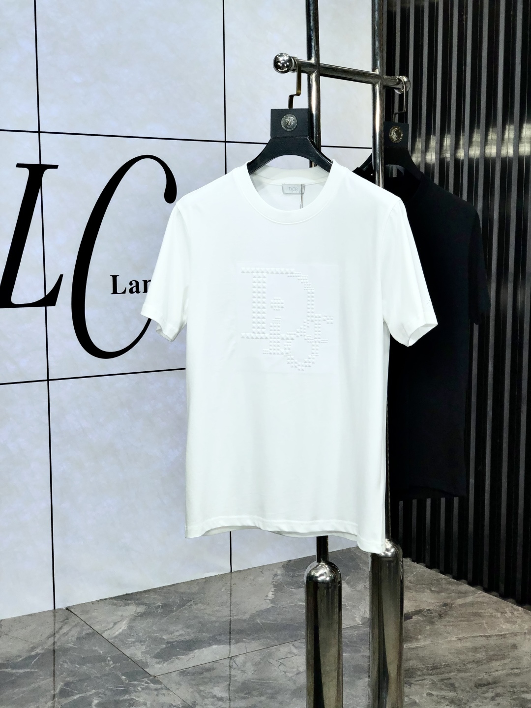 NO:152009,. Dior. Top products 2025 spring and summer new first-time counter latest short-sleeved round-neck T-shirt, high-end customization, avant-garde and fashionable design!  Brand logo heavy craftsmanship design, high-end customized original European cotton fabric, soft feel, comfortable to wear, b counter-level exquisite car line, fine workmanship, invincible and handsome upper body effect!  A must-have item for handsome men!  Count s-xxL.s wear 175/130,dior,T-shirt,tees,t-shirt,alexander wang19860909. Dior.顶级货品2025春夏新款首发专柜最新款短袖圆领T恤 高端订制 设计前卫时尚！品牌logo重工艺设计 高端定制原版欧棉面料.手感柔软.穿着舒适.b专柜级别精致车线.做工精细.上身效果无敌帅气！型男必备单品！码数s-xxL.s穿175/130,,dior,T-shirt,tees，t-shirt,alexander wang,Men's clothing