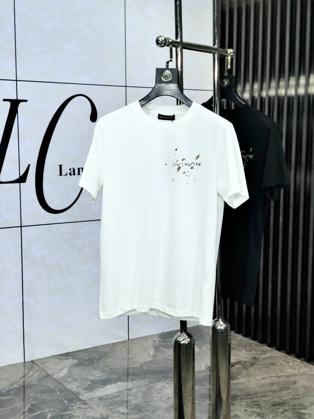 NO:152013,. Lv. Top products 2025 spring and summer new first-time counter latest short-sleeved round-neck T-shirt, high-end customization, avant-garde and fashionable design!  Brand logo heavy craftsmanship design, high-end customized original European cotton fabric, soft feel, comfortable to wear, b counter-level exquisite car line, fine workmanship, invincible and handsome upper body effect!  A must-have item for handsome men!  Count s-xxL.s wear 175/130, louis vuitton, T-shirt,tees, t-shirt,alexander wang19860909. Lv.顶级货品2025春夏新款首发专柜最新款短袖圆领T恤 高端订制 设计前卫时尚！品牌logo重工艺设计 高端定制原版欧棉面料.手感柔软.穿着舒适.b专柜级别精致车线.做工精细.上身效果无敌帅气！型男必备单品！码数s-xxL.s穿175/130,,louis vuitton,T-shirt,tees，t-shirt,alexander wang,Men's clothing