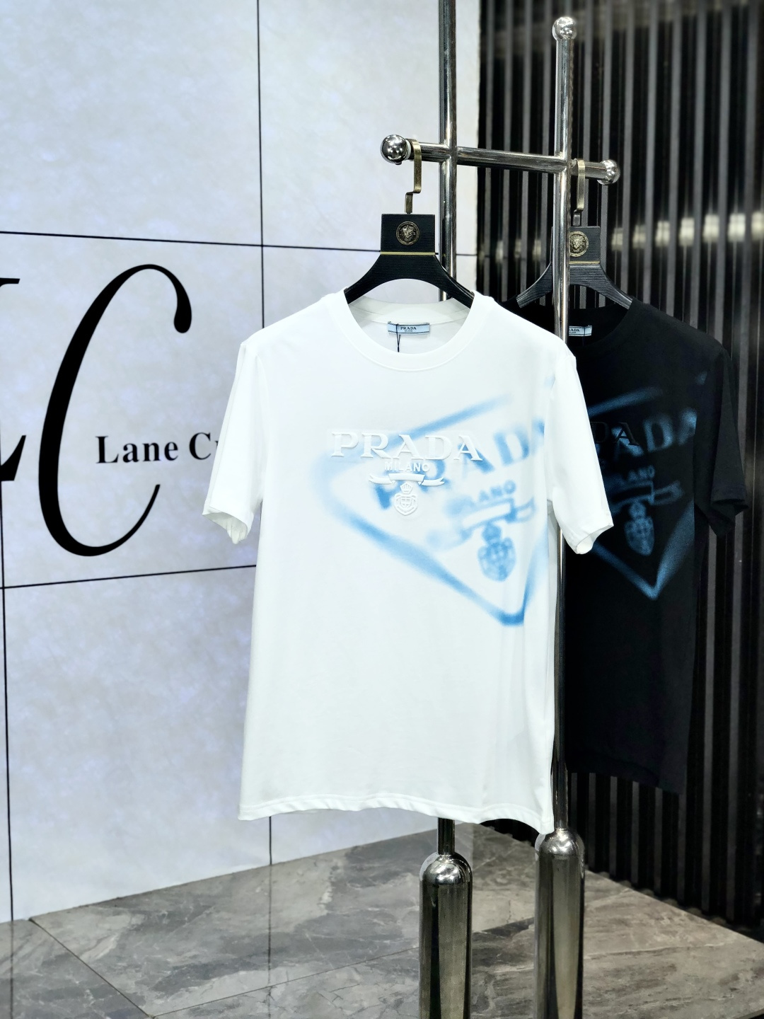 NO:152016,. Prada. Top products 2025 spring and summer new first-time counter latest short-sleeved round-neck T-shirt, high-end customization, avant-garde and fashionable design!  Brand logo heavy craftsmanship design, high-end customized original European cotton fabric, soft feel, comfortable to wear, b counter-level exquisite car line, fine workmanship, invincible and handsome upper body effect!  A must-have item for handsome men!  Count s-xxL.s wear 175/130, prada, T-shirt,tees, t-shirt,alexander wang19860909. 普拉达.顶级货品2025春夏新款首发专柜最新款短袖圆领T恤 高端订制 设计前卫时尚！品牌logo重工艺设计 高端定制原版欧棉面料.手感柔软.穿着舒适.b专柜级别精致车线.做工精细.上身效果无敌帅气！型男必备单品！码数s-xxL.s穿175/130,,prada,T-shirt,tees，t-shirt,alexander wang,Men's clothing