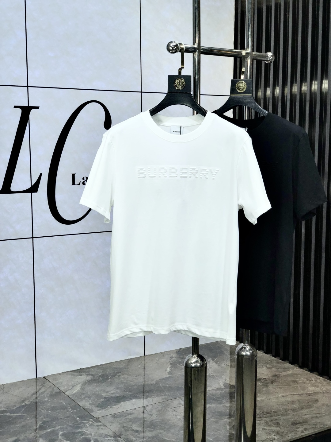 NO:152019,. Burberry. Top products 2025 spring and summer new first-time counter latest short-sleeved round-neck T-shirt, high-end customization, avant-garde and fashionable design!  Brand logo heavy craftsmanship design, high-end customized original European cotton fabric, soft feel, comfortable to wear, b counter-level exquisite car line, fine workmanship, invincible and handsome upper body effect!  A must-have item for handsome men!  Count s-xxL.s wear 175/130, burberry, T-shirt,tees, t-shirt,alexander wang19860909. 巴宝莉.顶级货品2025春夏新款首发专柜最新款短袖圆领T恤 高端订制 设计前卫时尚！品牌logo重工艺设计 高端定制原版欧棉面料.手感柔软.穿着舒适.b专柜级别精致车线.做工精细.上身效果无敌帅气！型男必备单品！码数s-xxL.s穿175/130,,burberry,T-shirt,tees，t-shirt,alexander wang,Men's clothing