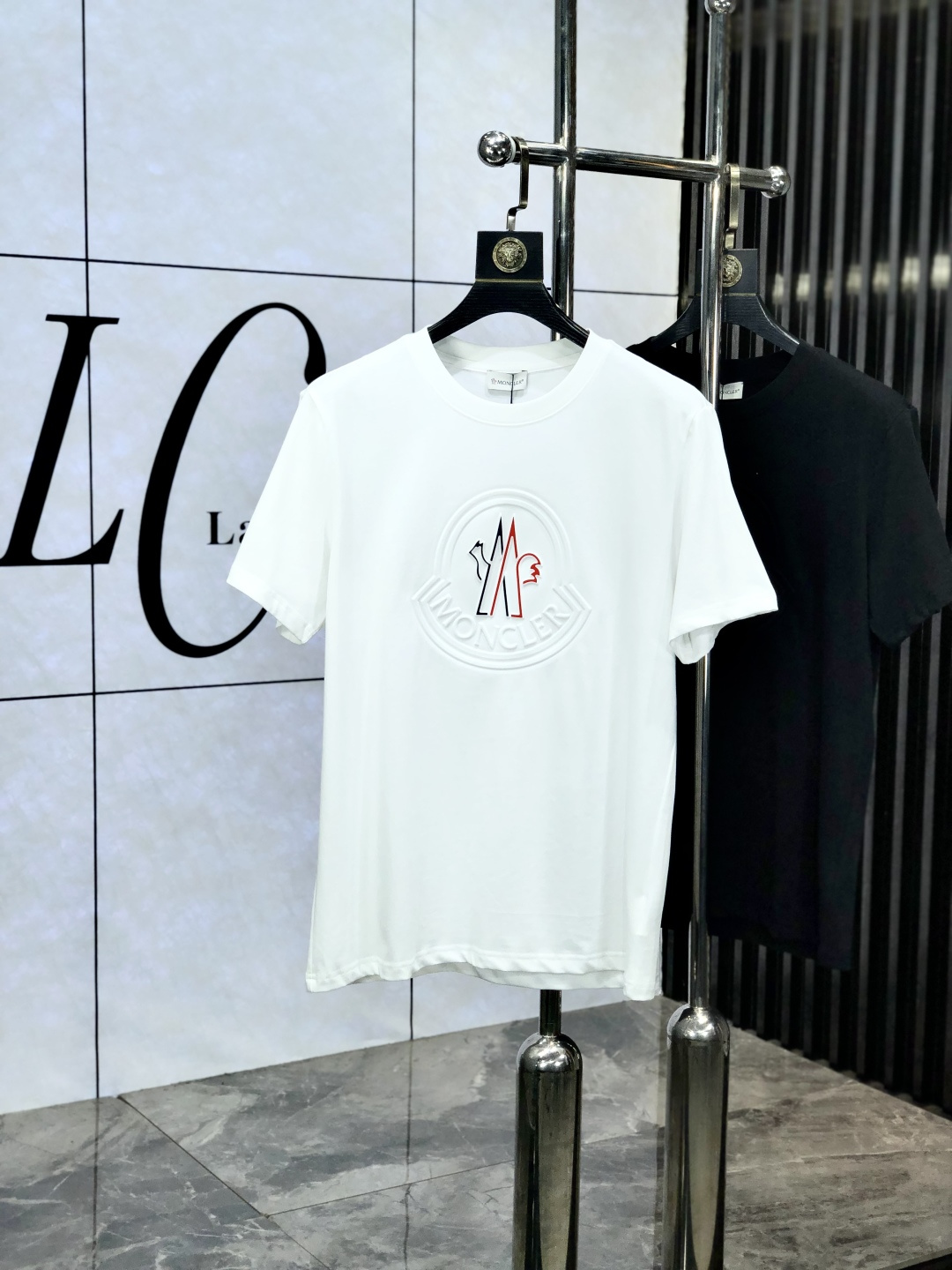 NO:152018,. Top products 2025 spring and summer new first-time counter latest short-sleeved round-neck T-shirt, high-end customization, avant-garde and fashionable design!  Brand logo heavy craftsmanship design, high-end customized original European cotton fabric, soft feel, comfortable to wear, b counter-level exquisite car line, fine workmanship, invincible and handsome upper body effect!  A must-have item for handsome men!  Count s-xxL.s wear 175/130, Moncler, T-shirt,tees, t-shirt,alexander wang19860909. 蒙口.顶级货品2025春夏新款首发专柜最新款短袖圆领T恤 高端订制 设计前卫时尚！品牌logo重工艺设计 高端定制原版欧棉面料.手感柔软.穿着舒适.b专柜级别精致车线.做工精细.上身效果无敌帅气！型男必备单品！码数s-xxL.s穿175/130,,Moncler,T-shirt,tees，t-shirt,alexander wang,Men's clothing