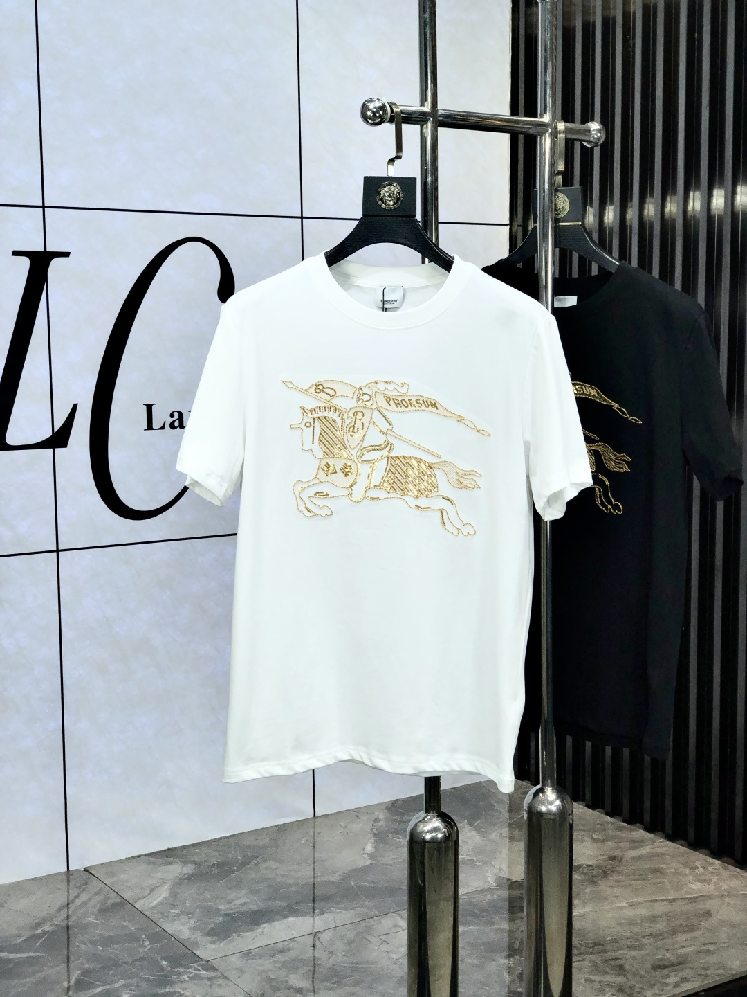 NO:152021,. Burberry. Top products 2025 spring and summer new first-time counter latest short-sleeved round-neck T-shirt, high-end customization, avant-garde and fashionable design!  Brand logo heavy craftsmanship design, high-end customized original European cotton fabric, soft feel, comfortable to wear, b counter-level exquisite car line, fine workmanship, invincible and handsome upper body effect!  A must-have item for handsome men!  Count s-xxL.s wear 175/130, burberry, T-shirt,tees, t-shirt,alexander wang19860909. 巴宝莉.顶级货品2025春夏新款首发专柜最新款短袖圆领T恤 高端订制 设计前卫时尚！品牌logo重工艺设计 高端定制原版欧棉面料.手感柔软.穿着舒适.b专柜级别精致车线.做工精细.上身效果无敌帅气！型男必备单品！码数s-xxL.s穿175/130,,burberry,T-shirt,tees，t-shirt,alexander wang,Men's clothing