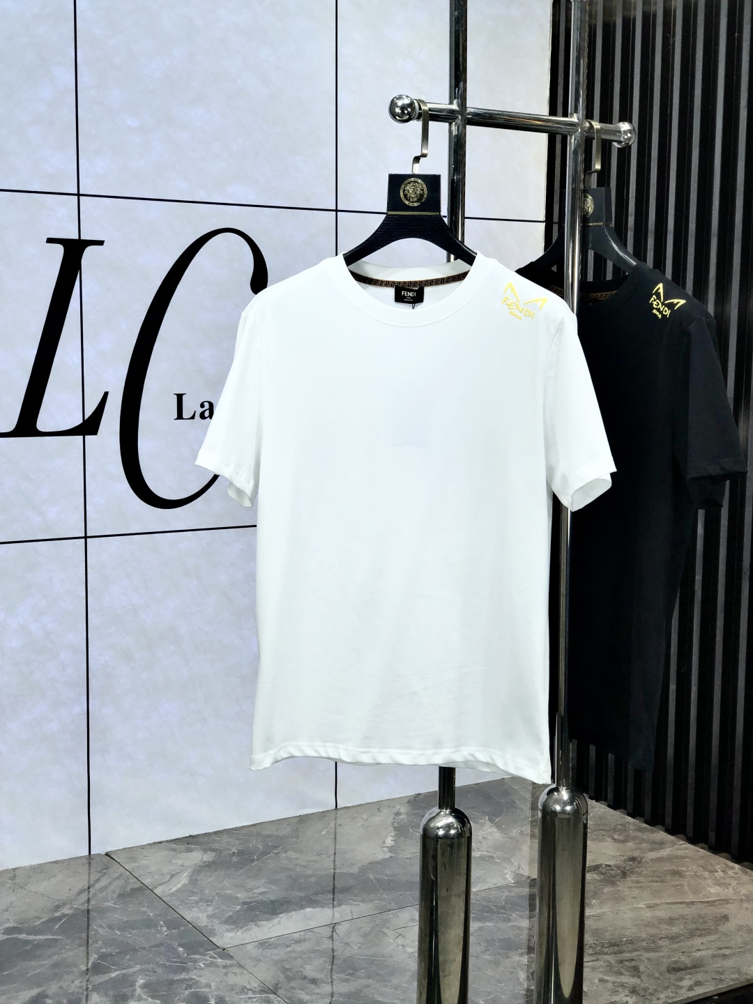 NO:152025,. Fendi. Top products 2025 spring and summer new first-time counter latest short-sleeved round-neck T-shirt, high-end customization, avant-garde and fashionable design!  Brand logo heavy craftsmanship design, high-end customized original European cotton fabric, soft feel, comfortable to wear, b counter-level exquisite car line, fine workmanship, invincible and handsome upper body effect!  A must-have item for handsome men!  Count s-xxL.s wear 175/130, fendi, T-shirt,tees, t-shirt,alexander wang19860909. 芬迪.顶级货品2025春夏新款首发专柜最新款短袖圆领T恤 高端订制 设计前卫时尚！品牌logo重工艺设计 高端定制原版欧棉面料.手感柔软.穿着舒适.b专柜级别精致车线.做工精细.上身效果无敌帅气！型男必备单品！码数s-xxL.s穿175/130,,fendi,T-shirt,tees，t-shirt,alexander wang,Men's clothing