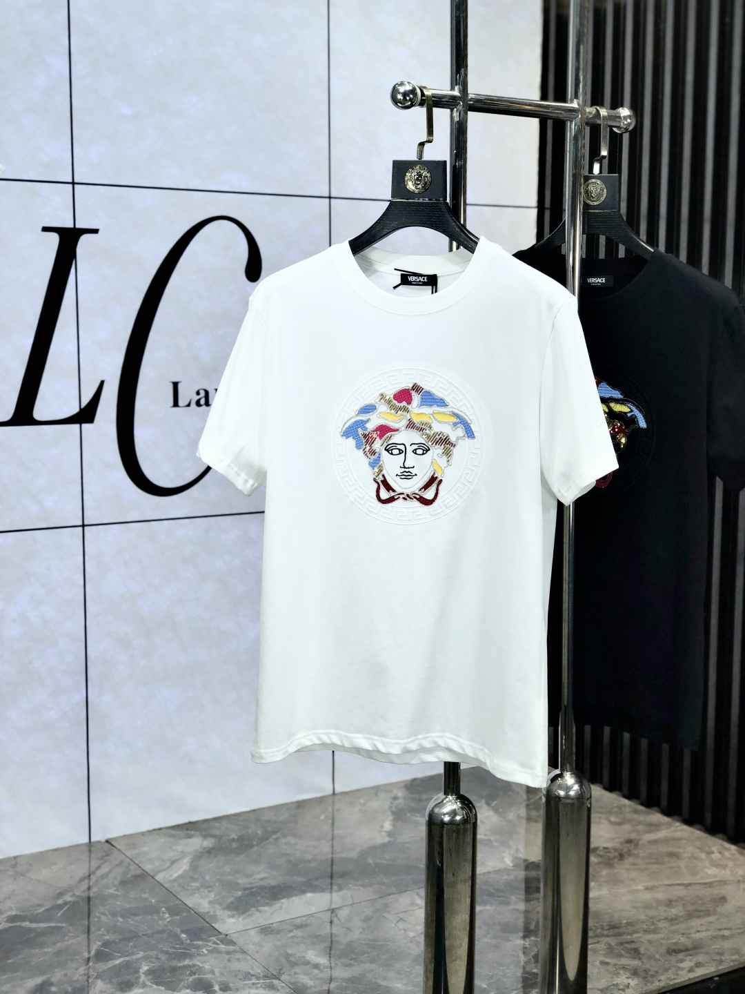 NO:152030,. Versace. Top products 2025 spring and summer new first-time counter latest short-sleeved round-neck T-shirt, high-end customization, avant-garde and fashionable design!  Brand logo heavy craftsmanship design, high-end customized original European cotton fabric, soft feel, comfortable to wear, b counter-level exquisite car line, fine workmanship, invincible and handsome upper body effect!  A must-have item for handsome men!  Count s-xxL.s wear 175/130, versace, T-shirt,tees, t-shirt,alexander wang19860909. 范思哲.顶级货品2025春夏新款首发专柜最新款短袖圆领T恤 高端订制 设计前卫时尚！品牌logo重工艺设计 高端定制原版欧棉面料.手感柔软.穿着舒适.b专柜级别精致车线.做工精细.上身效果无敌帅气！型男必备单品！码数s-xxL.s穿175/130,,versace,T-shirt,tees，t-shirt,alexander wang,Men's clothing