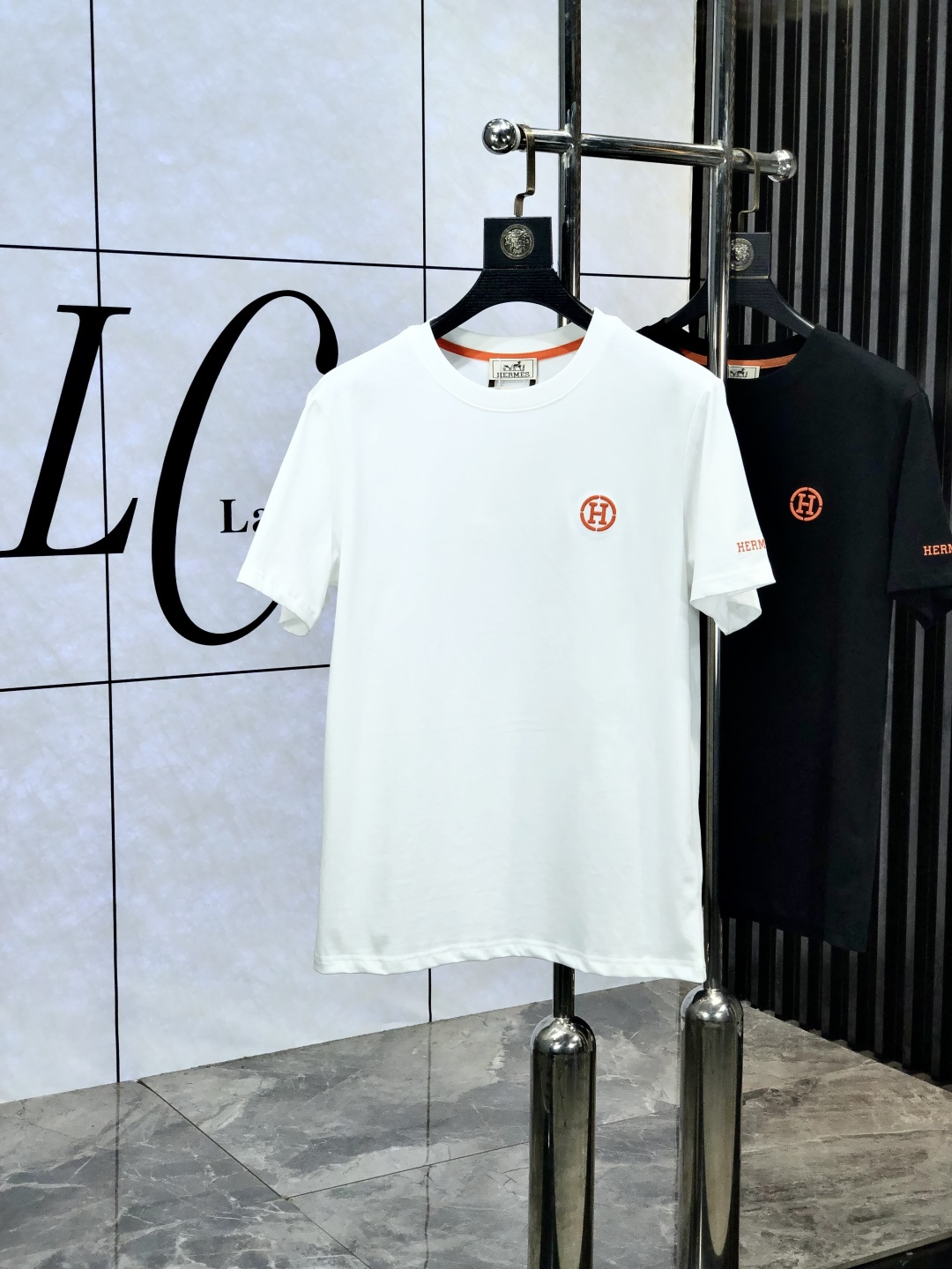 NO:152040,. Hermes. Top products 2025 spring and summer new first-time counter latest short-sleeved round-neck T-shirt, high-end customization, avant-garde and fashionable design!  Brand logo heavy craftsmanship design, high-end customized original European cotton fabric, soft feel, comfortable to wear, b counter-level exquisite car line, fine workmanship, invincible and handsome upper body effect!  A must-have item for handsome men!  Count s-xxL.s wear 175/130, hermes, T-shirt,tees, t-shirt,alexander wang19860909. 爱马仕.顶级货品2025春夏新款首发专柜最新款短袖圆领T恤 高端订制 设计前卫时尚！品牌logo重工艺设计 高端定制原版欧棉面料.手感柔软.穿着舒适.b专柜级别精致车线.做工精细.上身效果无敌帅气！型男必备单品！码数s-xxL.s穿175/130,,hermes,T-shirt,tees，t-shirt,alexander wang,Men's clothing