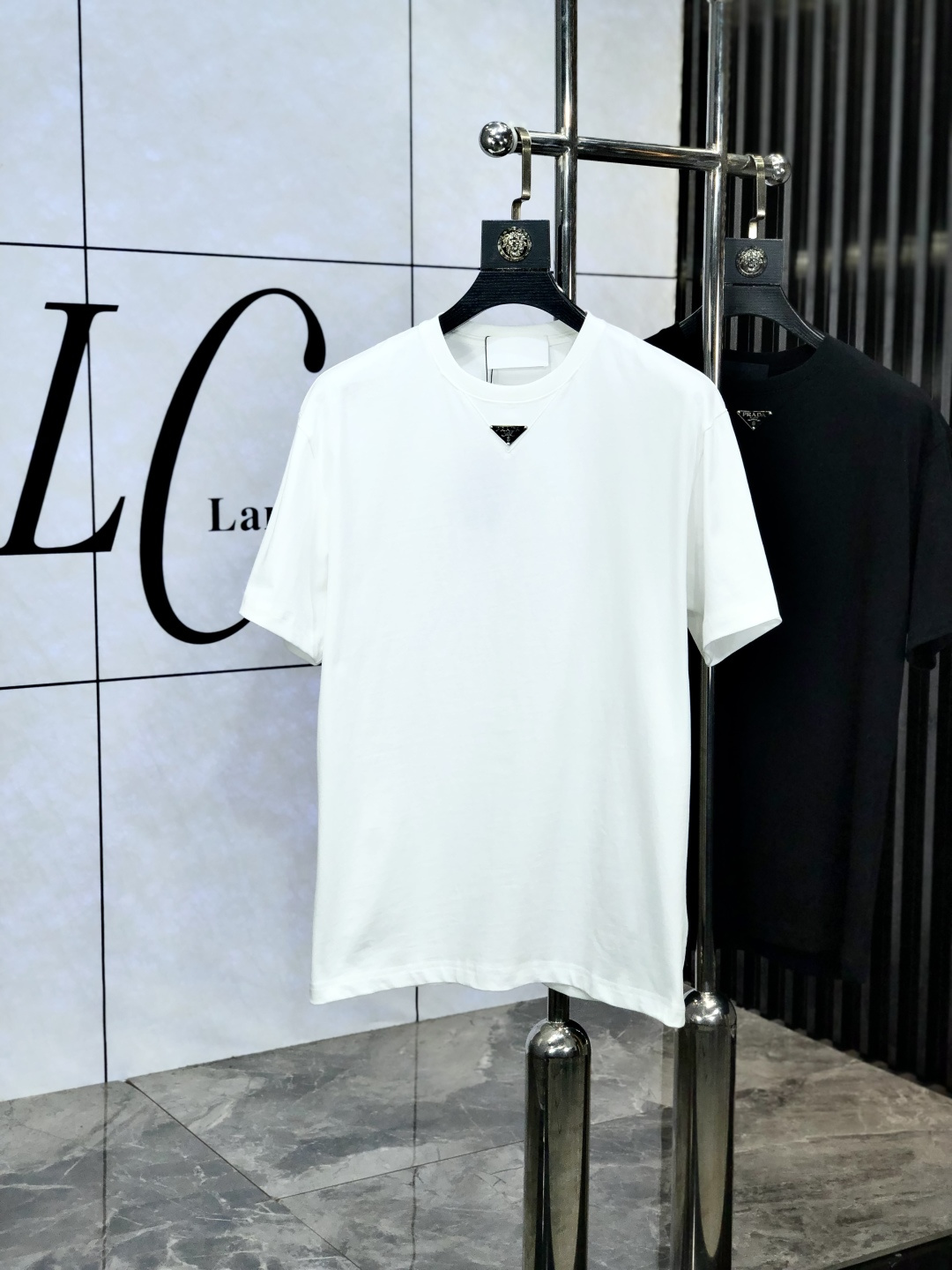 NO:152045,.Prada. The latest short-sleeved round-neck T-shirt in the first spring and summer 2025 new spring and summer counter, high-end customization, avant-garde and fashionable design!  Brand logo heavy craft design, high-end customized mercerated cloud cotton fabric. It feels soft and comfortable to wear. C counter-level exquisite car line. P fine workmanship. The upper body effect is invincible and handsome!  A must-have item for handsome men!  Count xs-L.s wear 175/130.,,prada,T-shirt,tees,t-shirt,alexander wang19860909.普拉达.2025春夏新款首发专柜最新款短袖圆领T恤 高端订制 设计前卫时尚！品牌logo重工艺设计 高端定制丝光云朵棉面料.手感柔软.穿着舒适.c专柜级别精致车线.p做工精细.上身效果无敌帅气！型男必备单品！ 码数xs-L.s穿175/130.,,prada,T-shirt,tees，t-shirt,alexander wang,Men's clothing