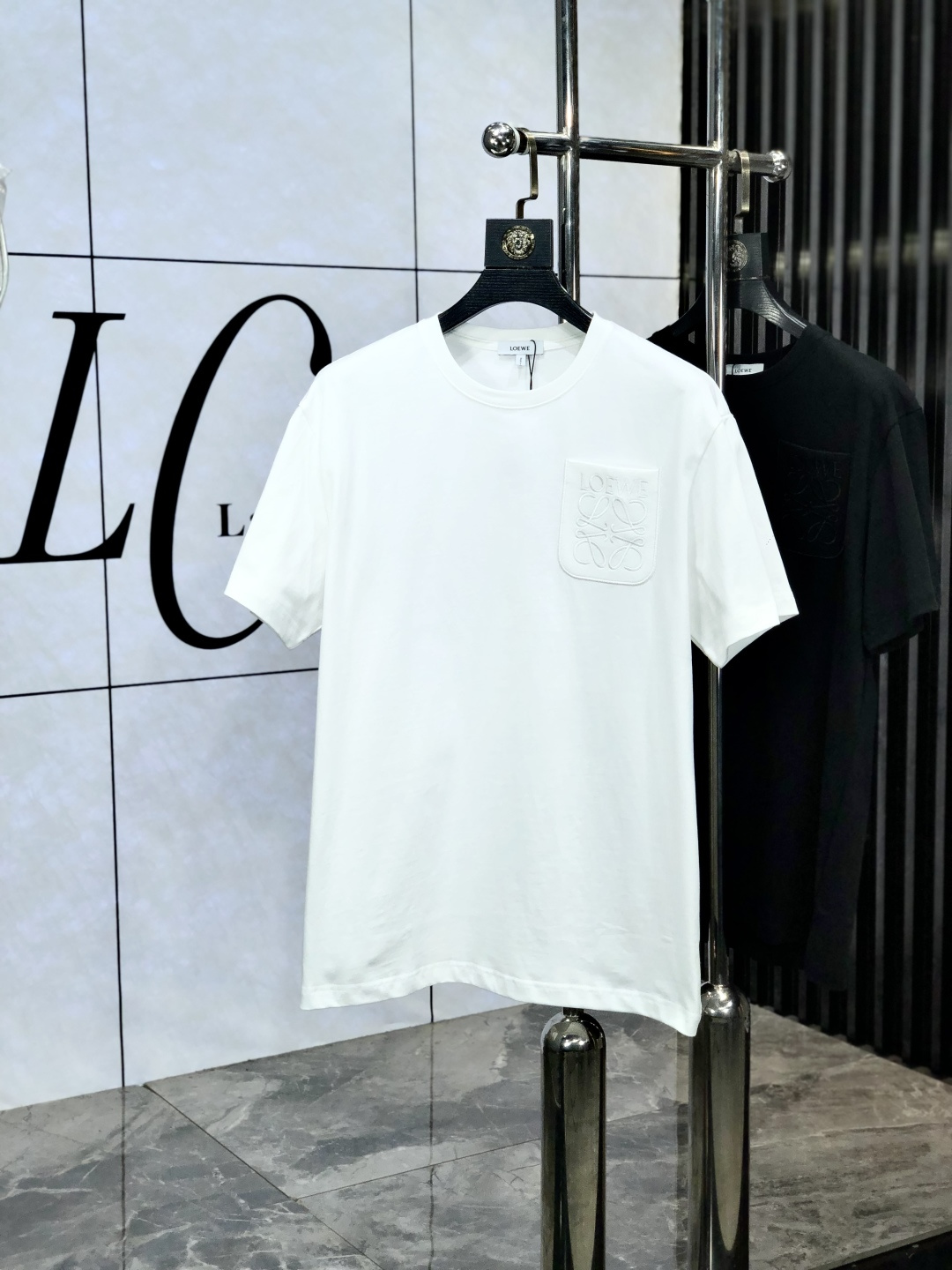 NO:154598,.Luo Yiwei. The latest short-sleeved round-neck T-shirt in the first 2025 spring and summer new style first-time counter, high-end customization, avant-garde and fashionable design!  Brand logo heavy craft design, high-end customized mercerated cloud cotton fabric. It feels soft and comfortable to wear. C counter-level exquisite car line. P fine workmanship. The upper body effect is invincible and handsome!  A must-have item for handsome men!  Count xs-L.s wear 175/130.,loewe,T-shirt,tees,t-shirt,alexander wang19860909.罗意威.2025春夏新款首发专柜最新款短袖圆领T恤 高端订制 设计前卫时尚！品牌logo重工艺设计 高端定制丝光云朵棉面料.手感柔软.穿着舒适.c专柜级别精致车线.p做工精细.上身效果无敌帅气！型男必备单品！ 码数xs-L.s穿175/130.,,loewe,T-shirt,tees，t-shirt,alexander wang,Men's clothing