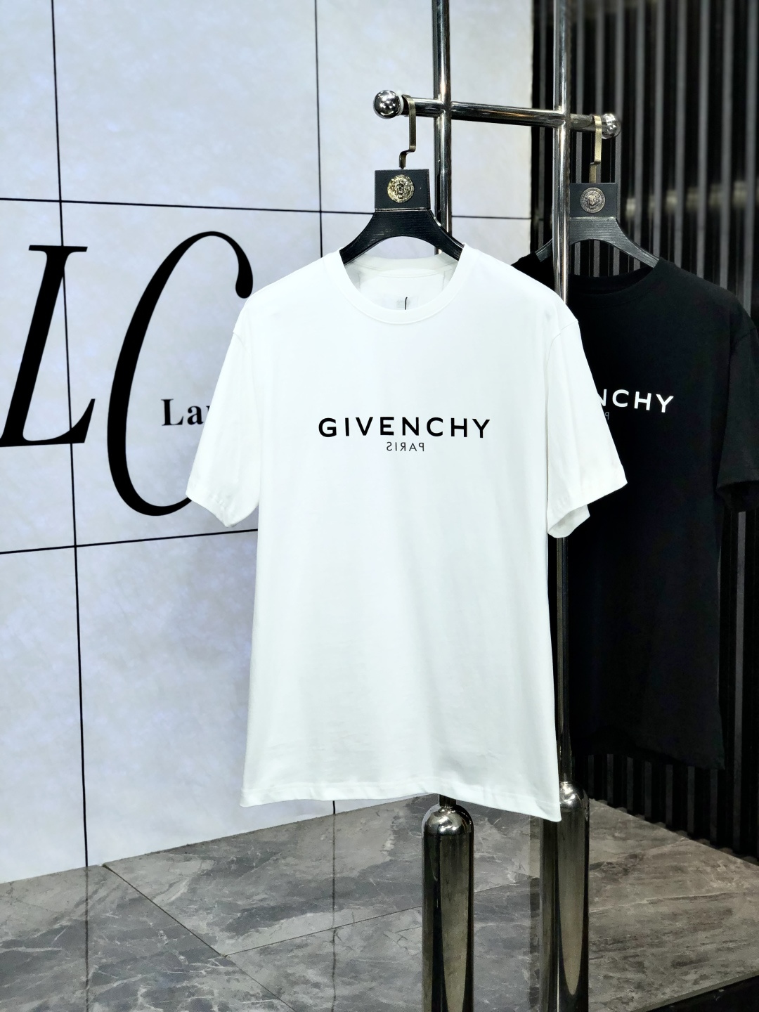 NO:154604,.Givenchy. The latest short-sleeved round-neck T-shirt in the 2025 spring and summer new style first-time counter, high-end customization, avant-garde and fashionable design!  Brand logo heavy craft design, high-end customized mercerated cloud cotton fabric. It feels soft and comfortable to wear. C counter-level exquisite car line. P fine workmanship. The upper body effect is invincible and handsome!  A must-have item for handsome men!  Count xs-L.s wear 175/130., given t-shirt,tees,t-shirt,alexander wang19860909.纪梵希.2025春夏新款首发专柜最新款短袖圆领T恤 高端订制 设计前卫时尚！品牌logo重工艺设计 高端定制丝光云朵棉面料.手感柔软.穿着舒适.c专柜级别精致车线.p做工精细.上身效果无敌帅气！型男必备单品！ 码数xs-L.s穿175/130.,,givenchy,T-shirt,tees，t-shirt,alexander wang,Men's clothing