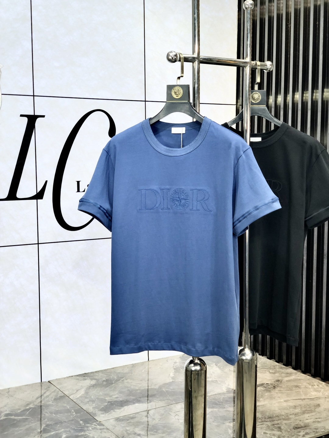 NO:154610,.Dior.2025 spring and summer new style first-time counter latest short-sleeved round-neck T-shirt, high-end customization, avant-garde and fashionable design!  Brand logo heavy craft design, high-end customized mercerated cloud cotton fabric. It feels soft and comfortable to wear. C counter-level exquisite car line. P fine workmanship. The upper body effect is invincible and handsome!  A must-have item for handsome men!  Count xs-L.s wear 175/130.,dior,T-shirt,tees,t-shirt,alexander wang19860909.Dior.2025春夏新款首发专柜最新款短袖圆领T恤 高端订制 设计前卫时尚！品牌logo重工艺设计 高端定制丝光云朵棉面料.手感柔软.穿着舒适.c专柜级别精致车线.p做工精细.上身效果无敌帅气！型男必备单品！ 码数xs-L.s穿175/130.,,dior,T-shirt,tees，t-shirt,alexander wang,Men's clothing