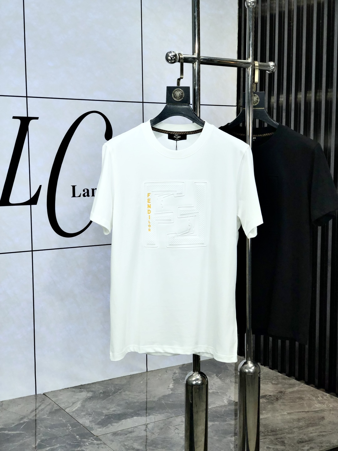 NO:154701,.Fendi. Top products 2025 spring and summer new first-time counter latest short-sleeved round-neck T-shirt, high-end customization, avant-garde and fashionable design!  Brand logo heavy craftsmanship design, high-end customized original European cotton fabric, soft feel, comfortable to wear, b counter-level exquisite car line, fine workmanship, invincible and handsome upper body effect!  A must-have item for handsome men!  Count s-xxL.s wear 175/130, fendi, T-shirt,tees, t-shirt,alexander wang19860909.芬迪.顶级货品2025春夏新款首发专柜最新款短袖圆领T恤 高端订制 设计前卫时尚！品牌logo重工艺设计 高端定制原版欧棉面料.手感柔软.穿着舒适.b专柜级别精致车线.做工精细.上身效果无敌帅气！型男必备单品！码数s-xxL.s穿175/130,,fendi,T-shirt,tees，t-shirt,alexander wang,Men's clothing