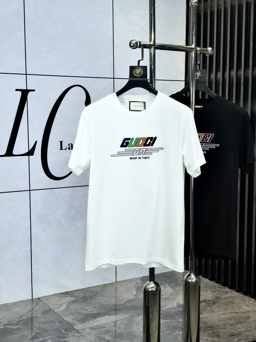 NO:154707,.Gucci. Top products 2025 spring and summer new first-time counter latest short-sleeved round-neck T-shirt, high-end customization, avant-garde and fashionable design!  Brand logo heavy craftsmanship design, high-end customized original European cotton fabric, soft feel, comfortable to wear, b counter-level exquisite car line, fine workmanship, invincible and handsome upper body effect!  A must-have item for handsome men!  Count s-xxL.s wear 175/130, gucci, T-shirt,tees, t-shirt,alexander wang19860909.Gucci.顶级货品2025春夏新款首发专柜最新款短袖圆领T恤 高端订制 设计前卫时尚！品牌logo重工艺设计 高端定制原版欧棉面料.手感柔软.穿着舒适.b专柜级别精致车线.做工精细.上身效果无敌帅气！型男必备单品！码数s-xxL.s穿175/130,,gucci,T-shirt,tees，t-shirt,alexander wang,Men's clothing