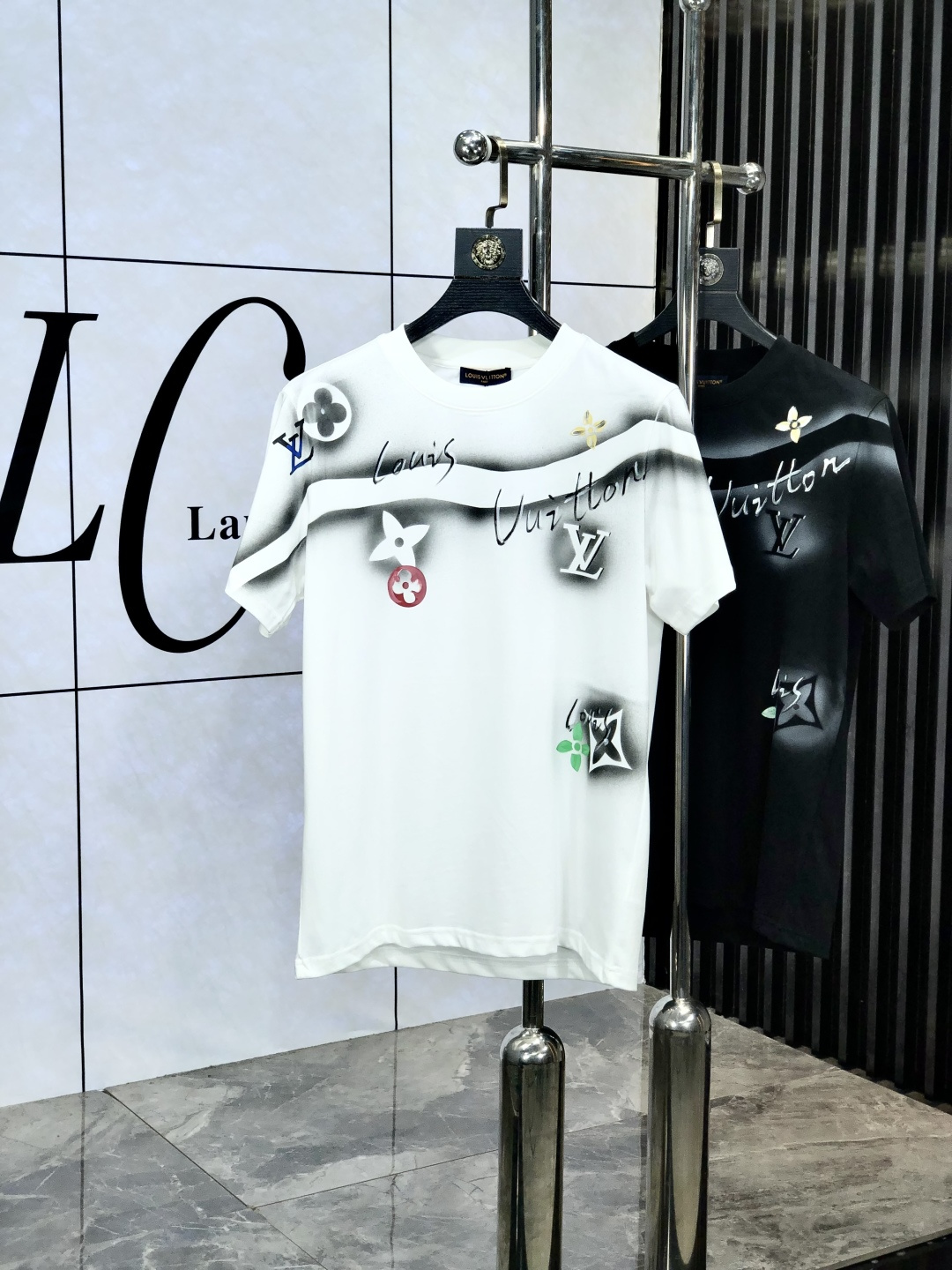 NO:154704,. Lv. Top products 2025 spring and summer new first-time counter latest short-sleeved round-neck T-shirt, high-end customization, avant-garde and fashionable design!  Brand logo heavy craftsmanship design, high-end customized original European cotton fabric, soft feel, comfortable to wear, b counter-level exquisite car line, fine workmanship, invincible and handsome upper body effect!  A must-have item for handsome men!  Count s-xxL.s wear 175/130, louis vuitton, T-shirt,tees, t-shirt,alexander wang19860909. Lv .顶级货品2025春夏新款首发专柜最新款短袖圆领T恤 高端订制 设计前卫时尚！品牌logo重工艺设计 高端定制原版欧棉面料.手感柔软.穿着舒适.b专柜级别精致车线.做工精细.上身效果无敌帅气！型男必备单品！码数s-xxL.s穿175/130,,louis vuitton,T-shirt,tees，t-shirt,alexander wang,Men's clothing