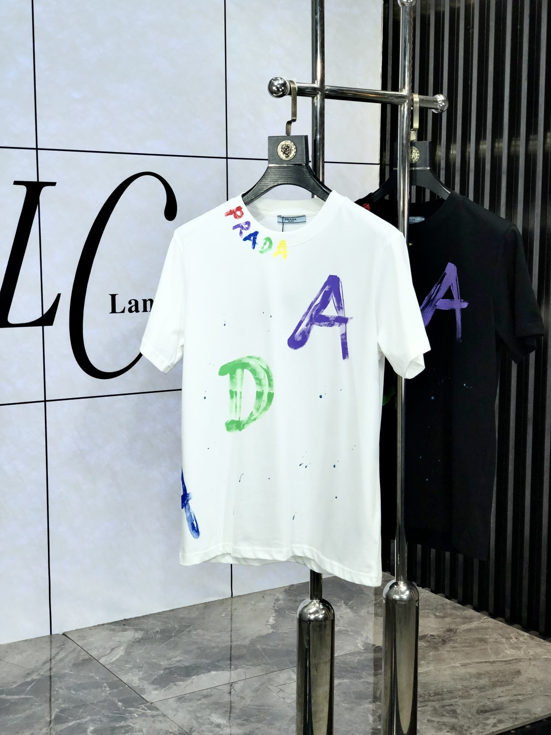 NO:154710,.Prada. Top products 2025 spring and summer new first-time counter latest short-sleeved round-neck T-shirt, high-end customization, avant-garde and fashionable design!  Brand logo heavy craftsmanship design, high-end customized original European cotton fabric, soft feel, comfortable to wear, b counter-level exquisite car line, fine workmanship, invincible and handsome upper body effect!  A must-have item for handsome men!  Count s-xxL.s wear 175/130, prada, T-shirt,tees, t-shirt,alexander wang19860909.普拉达.顶级货品2025春夏新款首发专柜最新款短袖圆领T恤 高端订制 设计前卫时尚！品牌logo重工艺设计 高端定制原版欧棉面料.手感柔软.穿着舒适.b专柜级别精致车线.做工精细.上身效果无敌帅气！型男必备单品！码数s-xxL.s穿175/130,,prada,T-shirt,tees，t-shirt,alexander wang,Men's clothing