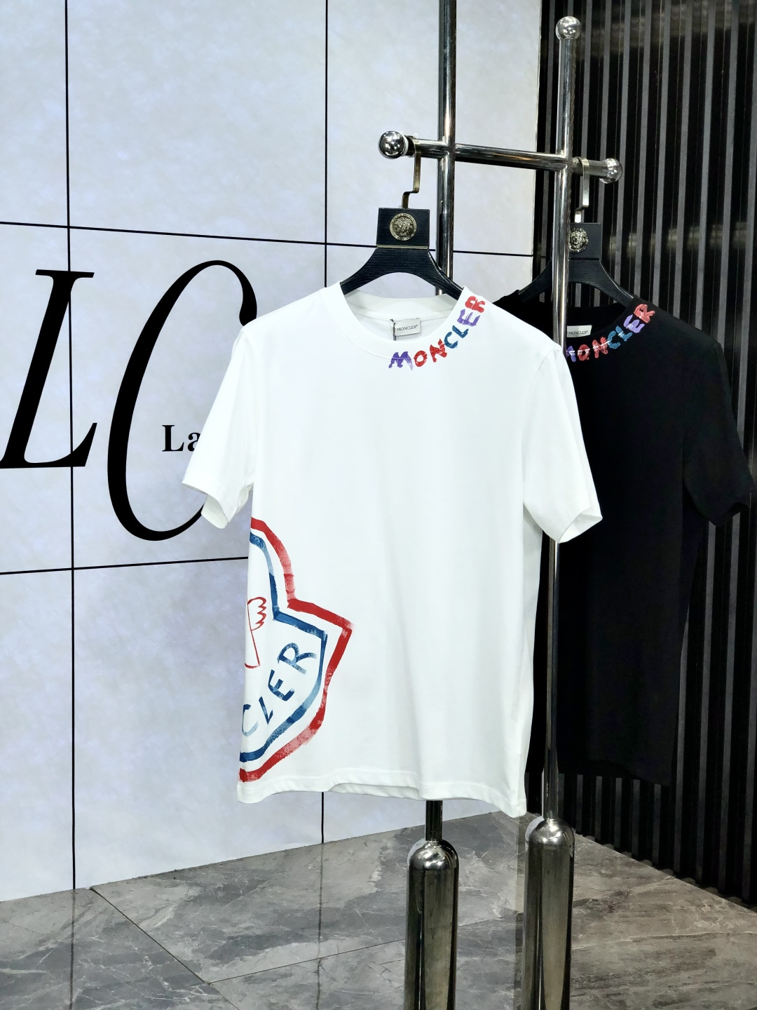 NO:154714,. Top products 2025 spring and summer new first-time counter latest short-sleeved round-neck T-shirt, high-end customization, avant-garde and fashionable design!  Brand logo heavy craftsmanship design, high-end customized original European cotton fabric, soft feel, comfortable to wear, b counter-level exquisite car line, fine workmanship, invincible and handsome upper body effect!  A must-have item for handsome men!  Count s-xxL.s wear 175/130, Moncler, T-shirt,tees, t-shirt,alexander wang19860909. 蒙口.顶级货品2025春夏新款首发专柜最新款短袖圆领T恤 高端订制 设计前卫时尚！品牌logo重工艺设计 高端定制原版欧棉面料.手感柔软.穿着舒适.b专柜级别精致车线.做工精细.上身效果无敌帅气！型男必备单品！码数s-xxL.s穿175/130,,Moncler,T-shirt,tees，t-shirt,alexander wang,Men's clothing