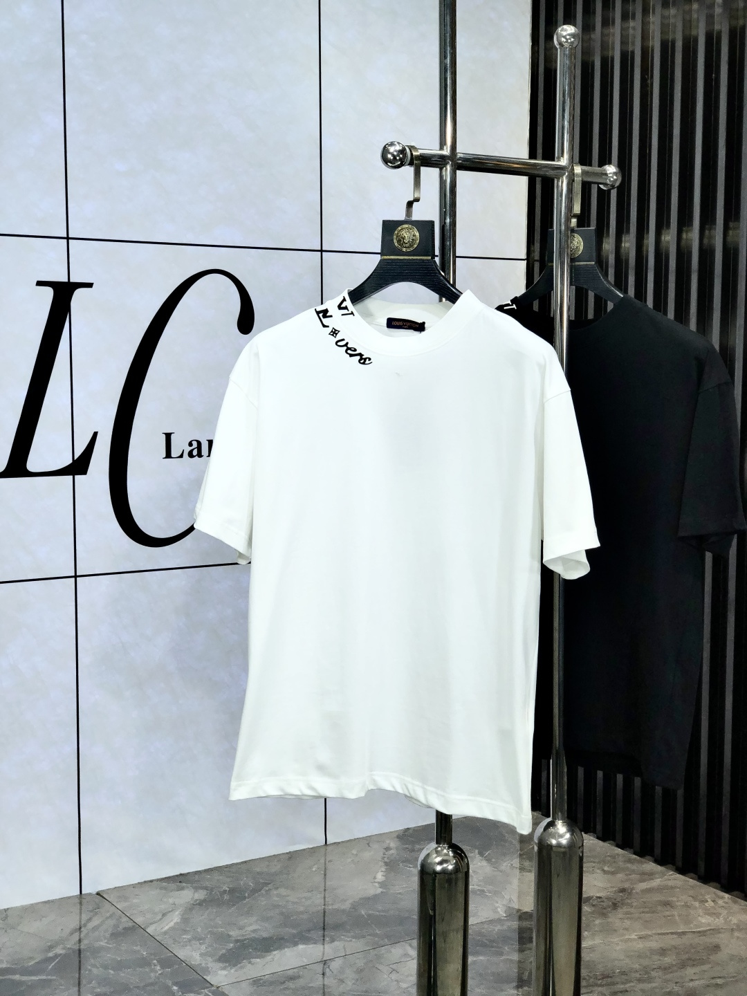 NO:154725,.Lv. Top products 2025 spring and summer new style first-time counter latest short-sleeved round-neck T-shirt, high-end customization, avant-garde and fashionable design!  Brand logo heavy craftsmanship design, high-end customized original European cotton fabric, soft feel, comfortable to wear, b counter-level exquisite car line, fine workmanship, invincible and handsome upper body effect!  A must-have item for handsome men!  Count s-xxL.s wear 175/130, louis vuitton, T-shirt,tees, t-shirt,alexander wang19860909.Lv.顶级货品2025春夏新款首发专柜最新款短袖圆领T恤 高端订制 设计前卫时尚！品牌logo重工艺设计 高端定制原版欧棉面料.手感柔软.穿着舒适.b专柜级别精致车线.做工精细.上身效果无敌帅气！型男必备单品！码数s-xxL.s穿175/130,,louis vuitton,T-shirt,tees，t-shirt,alexander wang,Men's clothing