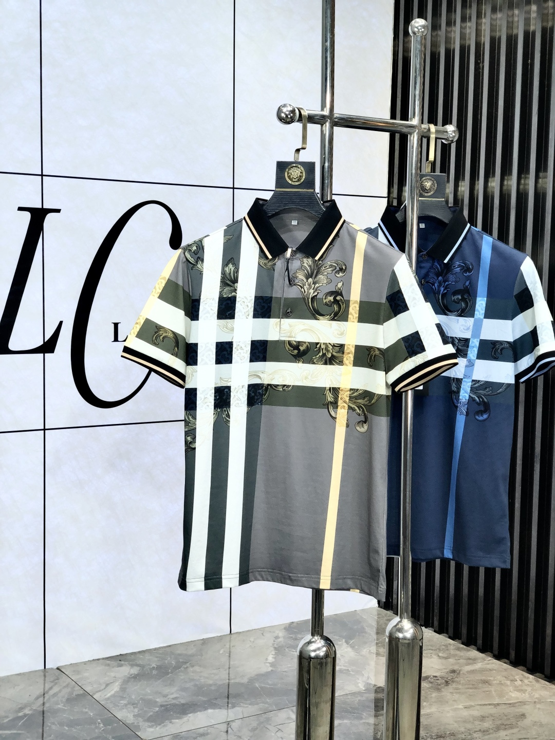 NO:154729,.Lv. 2025 spring and summer new polo collar short-sleeved series. Selected top-grade mercerized bead floor cotton fabric, 3D digital craftsmanship. Complete three standards!  Fashionable brand elements logo design, y upper body style is superb, m fabric is delicate, comfortable and breathable, and it is super good-looking and stylish men's must-have style!  Size M-3XL.m wear 175/130, louis vuitton, T-shirt, alexander wang19860909.Lv.2025春夏新款polo领短袖系列.精选顶级丝光珠地棉面料,3d数码工艺.三标齐全！时尚大牌元素logo工艺设计,y上身版型超赞,m面料细腻舒适透气,随意搭配都超级好看时尚型男必备款哦！尺码M-3XL.m穿175/130,,louis vuitton,T-shirt,alexander wang,Men's clothing