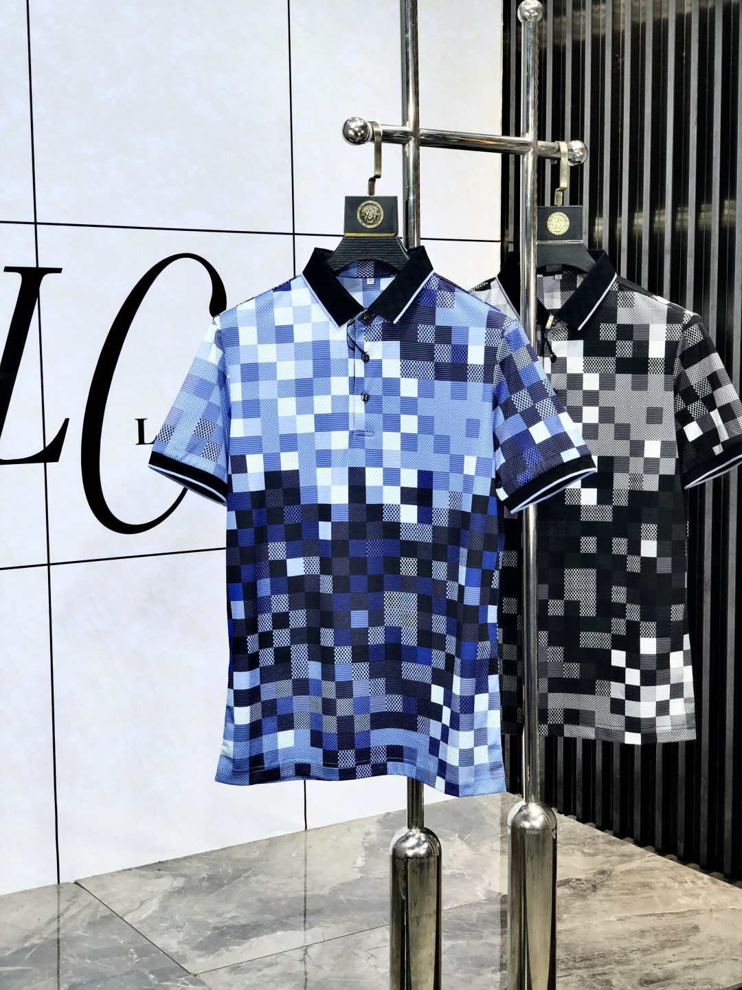 NO:154749,.Lv. 2025 spring and summer new polo collar short-sleeved series. Selected top-grade mercerized bead floor cotton fabric, 3D digital craftsmanship. Complete three standards!  Fashionable brand elements logo design, y upper body style is superb, m fabric is delicate, comfortable and breathable, and it is super good-looking and stylish men's must-have style!  Size M-3XL.m wear 175/130, louis vuitton, T-shirt, alexander wang19860909.Lv.2025春夏新款polo领短袖系列.精选顶级丝光珠地棉面料,3d数码工艺.三标齐全！时尚大牌元素logo工艺设计,y上身版型超赞,m面料细腻舒适透气,随意搭配都超级好看时尚型男必备款哦！尺码M-3XL.m穿175/130,,louis vuitton,T-shirt,alexander wang,Men's clothing