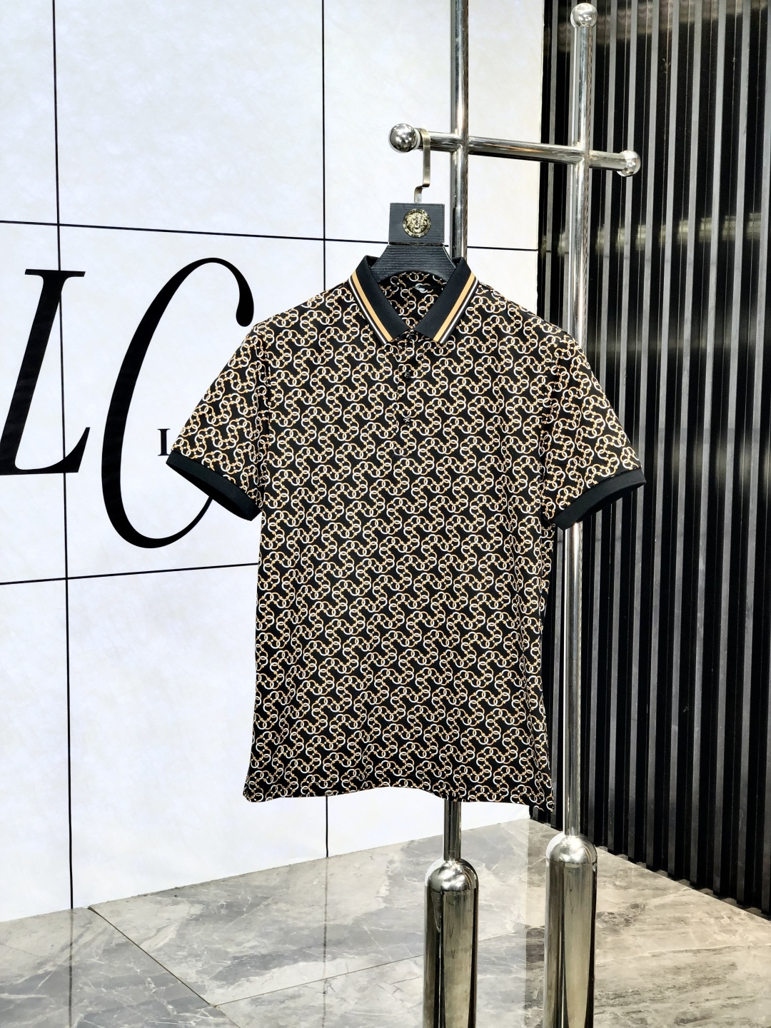 NO:154712,.Ferragamo. 2025 spring and summer new polo collar short-sleeved series. Selected top-grade mercerized bead floor cotton fabric, 3D digital craftsmanship. Complete three standards!  Fashionable brand elements logo design, y upper body style is superb, m fabric is delicate, comfortable and breathable, and it is super good-looking and stylish men's must-have style!  Size M-3XL.m wear 175/130, ferragamo, T-shirt, alexander wang19860909.菲拉格慕.2025春夏新款polo领短袖系列.精选顶级丝光珠地棉面料,3d数码工艺.三标齐全！时尚大牌元素logo工艺设计,y上身版型超赞,m面料细腻舒适透气,随意搭配都超级好看时尚型男必备款哦！尺码M-3XL.m穿175/130,,ferragamo,T-shirt,alexander wang,Men's clothing