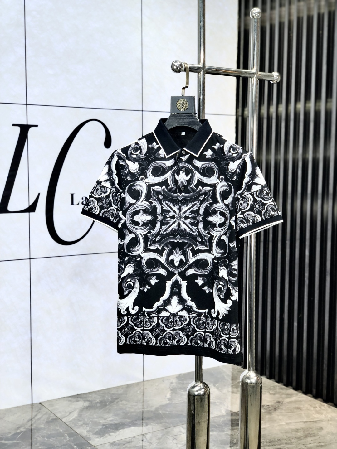 NO:154717,.D&G. 2025 spring and summer new polo collar short-sleeved series. Selected top-grade mercerized bead floor cotton fabric, 3D digital craftsmanship. Complete three standards!  Fashionable brand elements logo design, y upper body style is superb, m fabric is delicate, comfortable and breathable, and it is super good-looking and stylish men's must-have style!  Size M-3XL.m wear 175/130, Dolce & Gabbana, T-shirt, alexander wang19860909.D&G.2025春夏新款polo领短袖系列.精选顶级丝光珠地棉面料,3d数码工艺.三标齐全！时尚大牌元素logo工艺设计,y上身版型超赞,m面料细腻舒适透气,随意搭配都超级好看时尚型男必备款哦！尺码M-3XL.m穿175/130,,Dolce&Gabbana,T-shirt,alexander wang,Men's clothing