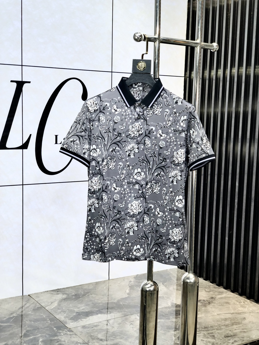 NO:154722,.Gucci.2025 spring and summer new polo collar short-sleeved series. Selected top-grade mercerized bead floor cotton fabric, 3D digital craftsmanship. Complete three standards!  Fashionable brand elements logo design, y upper body style is superb, m fabric is delicate, comfortable and breathable, and it is super good-looking and stylish men's must-have style!  Size M-3XL.m wear 175/130, gucci, T-shirt, alexander wang19860909.Gucci.2025春夏新款polo领短袖系列.精选顶级丝光珠地棉面料,3d数码工艺.三标齐全！时尚大牌元素logo工艺设计,y上身版型超赞,m面料细腻舒适透气,随意搭配都超级好看时尚型男必备款哦！尺码M-3XL.m穿175/130,,gucci,T-shirt,alexander wang,Men's clothing