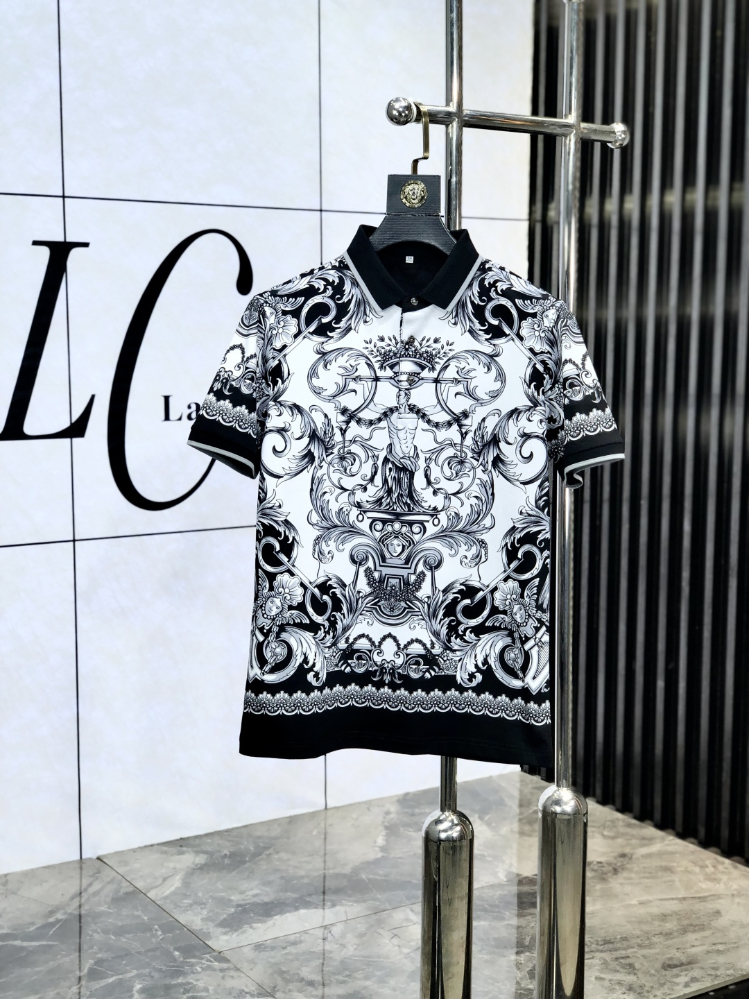 NO:154727,.Versey. 2025 spring and summer new polo collar short-sleeved series. Selected top-grade mercerized bead floor cotton fabric, 3D digital craftsmanship. Complete three standards!  Fashionable brand elements logo design, y upper body style is superb, m fabric is delicate, comfortable and breathable, and it is super good-looking and stylish men's must-have style!  Size M-3XL.m wear 175/130, versace, T-shirt, alexander wang19860909.范思哲.2025春夏新款polo领短袖系列.精选顶级丝光珠地棉面料,3d数码工艺.三标齐全！时尚大牌元素logo工艺设计,y上身版型超赞,m面料细腻舒适透气,随意搭配都超级好看时尚型男必备款哦！尺码M-3XL.m穿175/130,,versace,T-shirt,alexander wang,Men's clothing