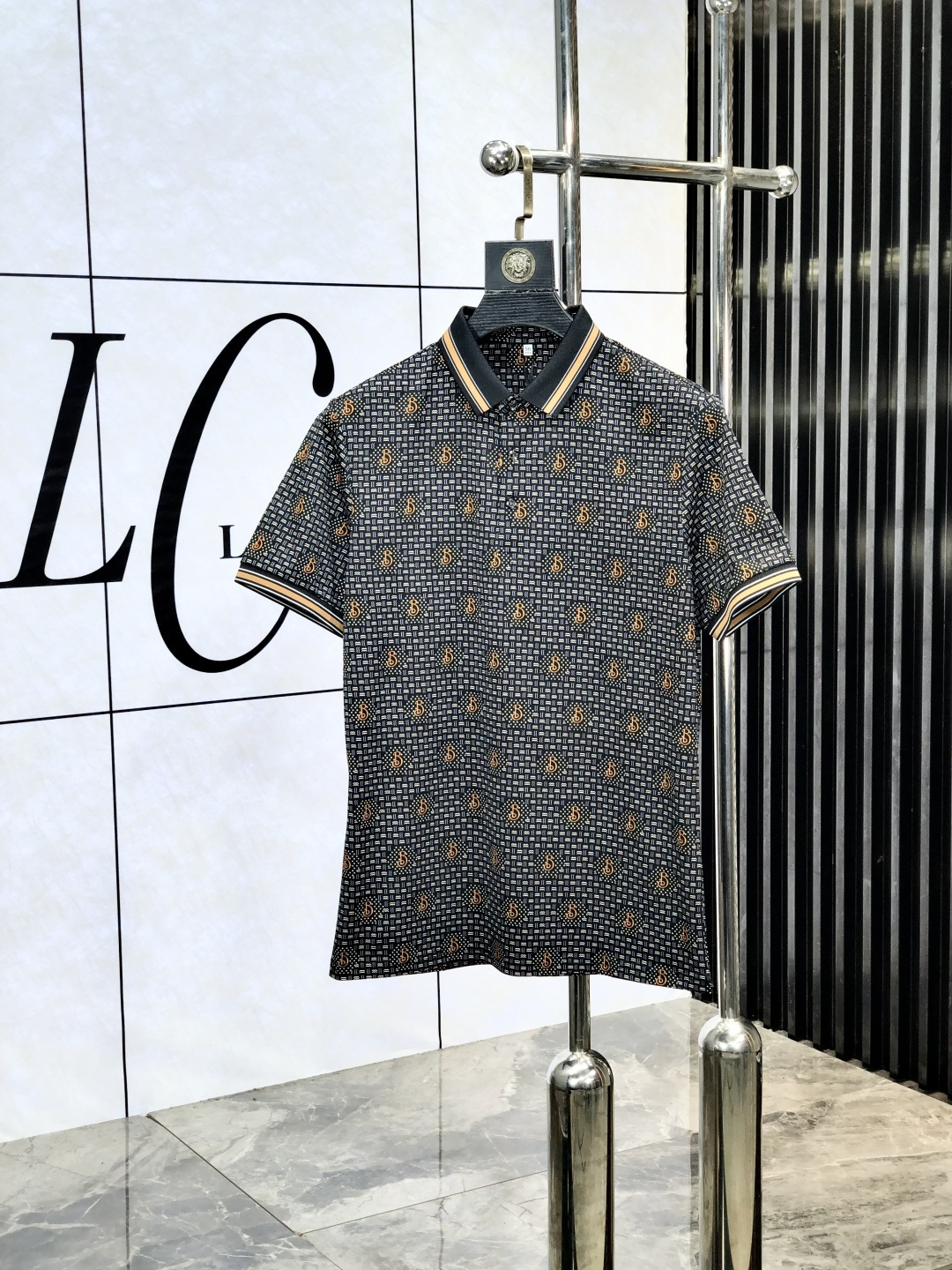 NO:154732,.Burberry. 2025 spring and summer new polo collar short-sleeved series. Selected top-grade mercerized bead floor cotton fabric, 3D digital craftsmanship. Complete three standards!  Fashionable brand elements logo design, y upper body style is superb, m fabric is delicate, comfortable and breathable, and it is super good-looking and stylish men's must-have style!  Size M-3XL.m wear 175/130, burberry, T-shirt, alexander wang19860909.巴宝莉.2025春夏新款polo领短袖系列.精选顶级丝光珠地棉面料,3d数码工艺.三标齐全！时尚大牌元素logo工艺设计,y上身版型超赞,m面料细腻舒适透气,随意搭配都超级好看时尚型男必备款哦！尺码M-3XL.m穿175/130,,burberry,T-shirt,alexander wang,Men's clothing