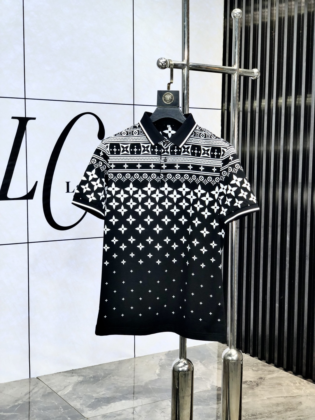 NO:154746,.Lv. 2025 spring and summer new polo collar short-sleeved series. Selected top-grade mercerized bead floor cotton fabric, 3D digital craftsmanship. Complete three standards!  Fashionable brand elements logo design, y upper body style is superb, m fabric is delicate, comfortable and breathable, and it is super good-looking and stylish men's must-have style!  Size M-3XL.m wear 175/130, louis vuitton, T-shirt, alexander wang19860909.Lv.2025春夏新款polo领短袖系列.精选顶级丝光珠地棉面料,3d数码工艺.三标齐全！时尚大牌元素logo工艺设计,y上身版型超赞,m面料细腻舒适透气,随意搭配都超级好看时尚型男必备款哦！尺码M-3XL.m穿175/130,,louis vuitton,T-shirt,alexander wang,Men's clothing