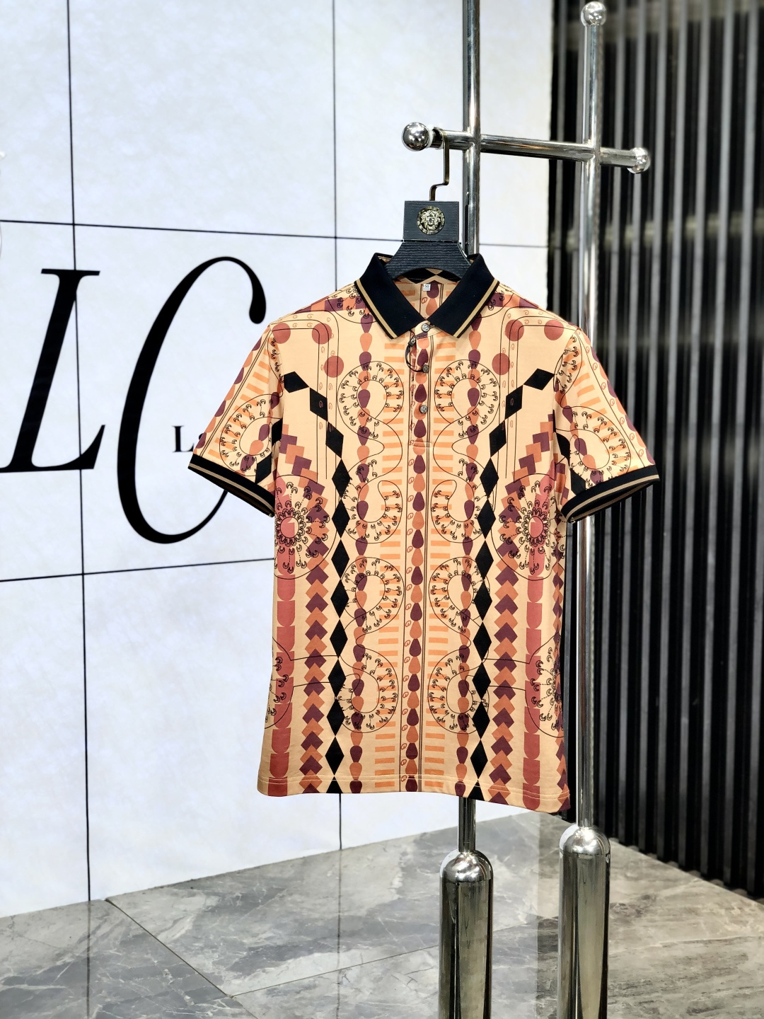 NO:154751,.Hermes. 2025 spring and summer new polo collar short-sleeved series. Selected top-grade mercerized bead floor cotton fabric, 3D digital craftsmanship. Complete three standards!  Fashionable brand elements logo design, y upper body style is superb, m fabric is delicate, comfortable and breathable, and it is super good-looking and stylish men's must-have style!  Size M-3XL.m wear 175/130, hermes, T-shirt, alexander wang19860909.爱马仕.2025春夏新款polo领短袖系列.精选顶级丝光珠地棉面料,3d数码工艺.三标齐全！时尚大牌元素logo工艺设计,y上身版型超赞,m面料细腻舒适透气,随意搭配都超级好看时尚型男必备款哦！尺码M-3XL.m穿175/130,,hermes,T-shirt,alexander wang,Men's clothing