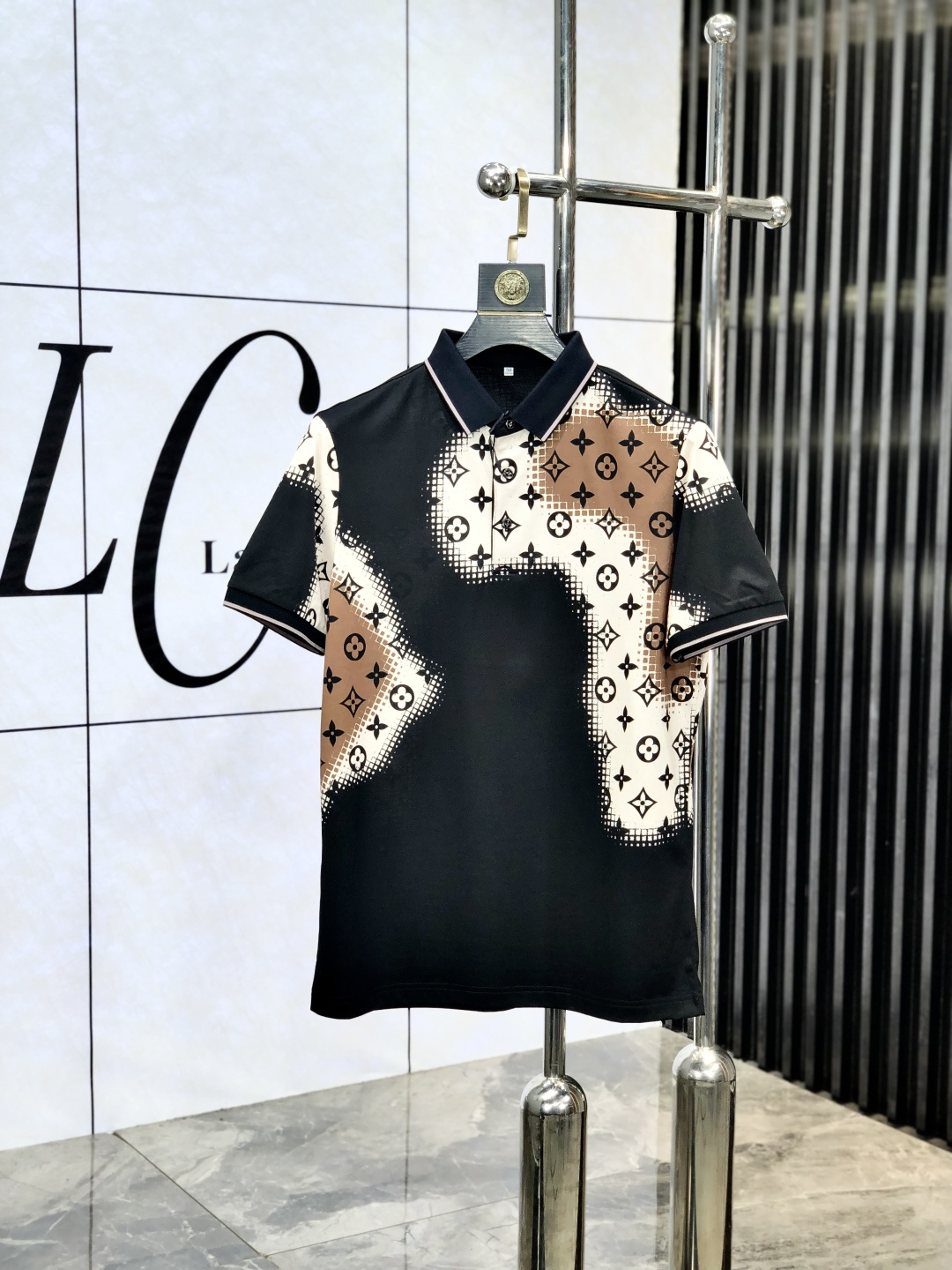 NO:154754,.Lv. 2025 spring and summer new polo collar short-sleeved series. Selected top-grade mercerized bead floor cotton fabric, 3D digital craftsmanship. Complete three standards!  Fashionable brand elements logo design, y upper body style is superb, m fabric is delicate, comfortable and breathable, and it is super good-looking and stylish men's must-have style!  Size M-3XL.m wear 175/130, louis vuitton, T-shirt, alexander wang19860909.Lv.2025春夏新款polo领短袖系列.精选顶级丝光珠地棉面料,3d数码工艺.三标齐全！时尚大牌元素logo工艺设计,y上身版型超赞,m面料细腻舒适透气,随意搭配都超级好看时尚型男必备款哦！尺码M-3XL.m穿175/130,,louis vuitton,T-shirt,alexander wang,Men's clothing