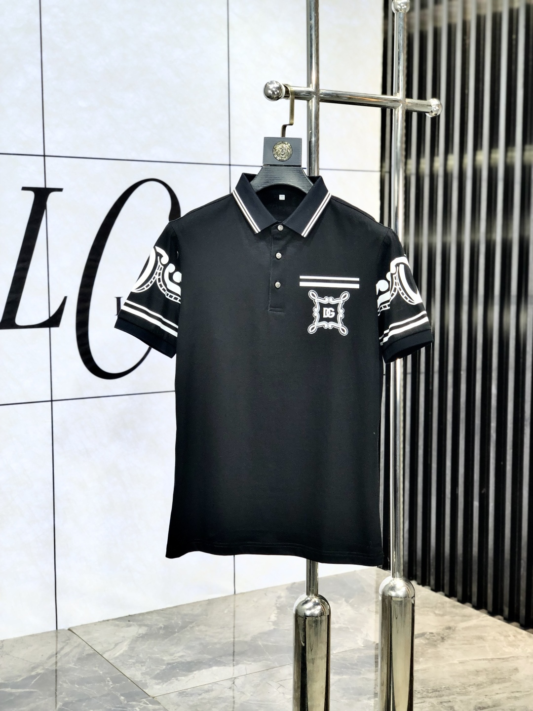 NO:154760,.D&G. 2025 spring and summer new polo collar short-sleeved series. Selected top-grade mercerized bead floor cotton fabric, 3D digital craftsmanship. Complete three standards!  Fashionable brand elements logo design, y upper body style is superb, m fabric is delicate, comfortable and breathable, and it is super good-looking and stylish men's must-have style!  Size M-3XL.m wear 175/130, Dolce & Gabbana, T-shirt, alexander wang19860909.D&G.2025春夏新款polo领短袖系列.精选顶级丝光珠地棉面料,3d数码工艺.三标齐全！时尚大牌元素logo工艺设计,y上身版型超赞,m面料细腻舒适透气,随意搭配都超级好看时尚型男必备款哦！尺码M-3XL.m穿175/130,,Dolce&Gabbana,T-shirt,alexander wang,Men's clothing