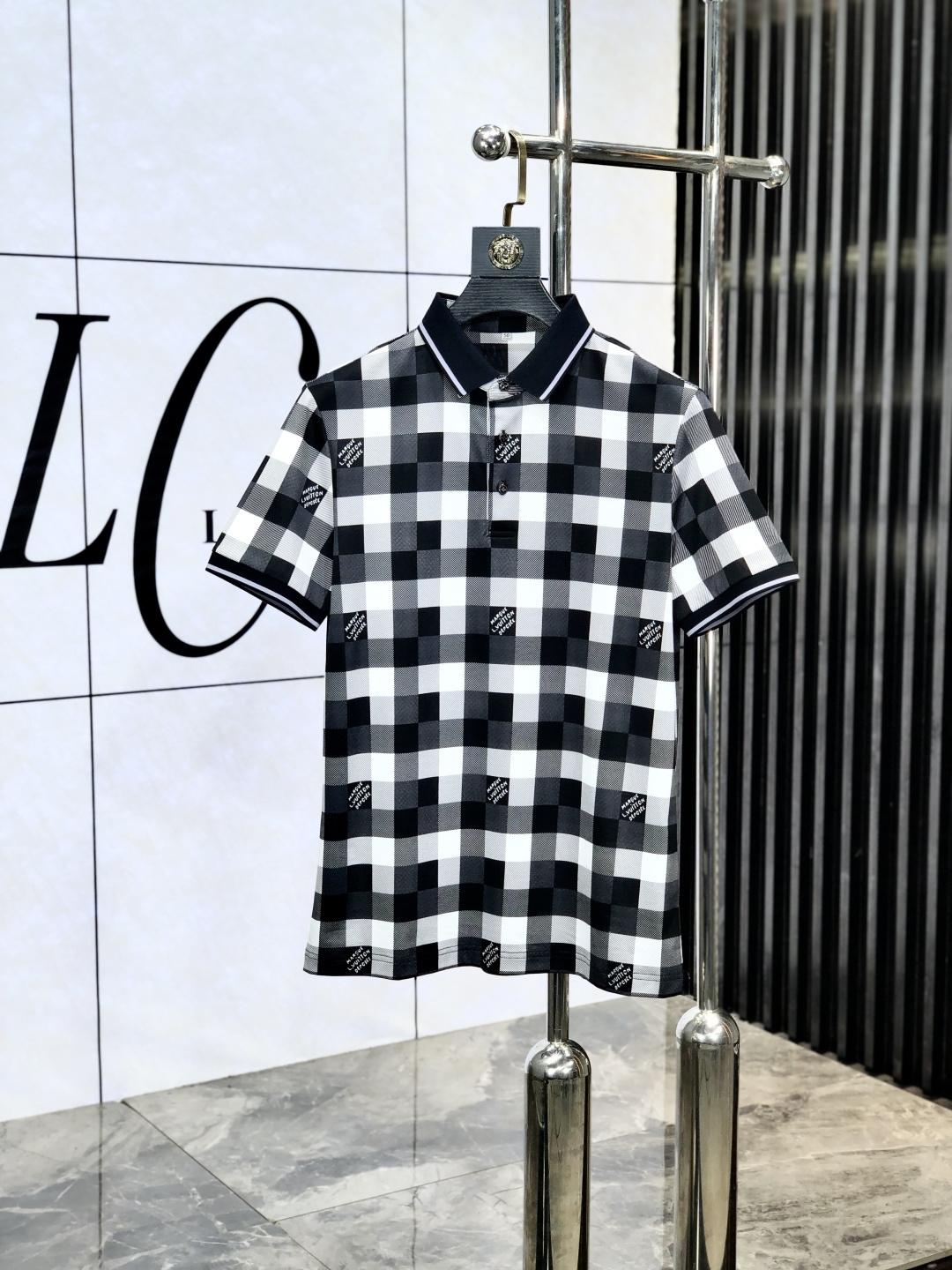 NO:154764,.Lv. 2025 spring and summer new polo collar short-sleeved series. Selected top-grade mercerized bead floor cotton fabric, 3D digital craftsmanship. Complete three standards!  Fashionable brand elements logo design, y upper body style is superb, m fabric is delicate, comfortable and breathable, and it is super good-looking and stylish men's must-have style!  Size M-3XL.m wear 175/130, louis vuitton, T-shirt, alexander wang19860909.Lv.2025春夏新款polo领短袖系列.精选顶级丝光珠地棉面料,3d数码工艺.三标齐全！时尚大牌元素logo工艺设计,y上身版型超赞,m面料细腻舒适透气,随意搭配都超级好看时尚型男必备款哦！尺码M-3XL.m穿175/130,,louis vuitton,T-shirt,alexander wang,Men's clothing