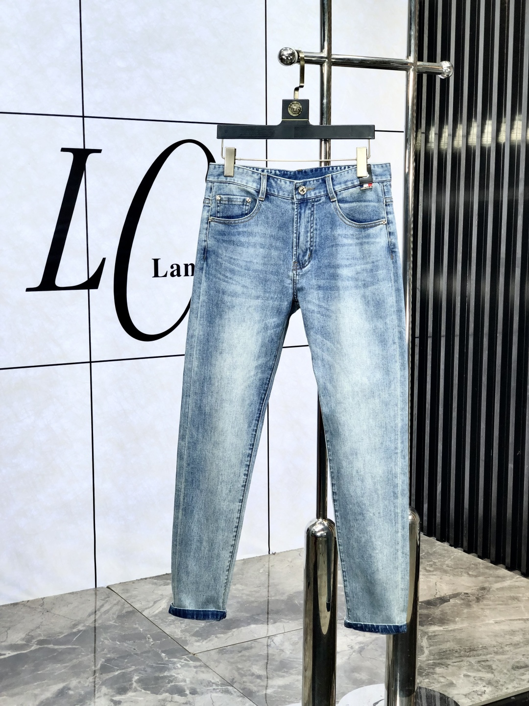 NO:440579,The official counter on the official website is released simultaneously, 2025SS spring and summer new men's casual jeans, original single quality, custom-made original denim fabric for counter, logo pattern design, original hardware and accessories for b trousers body, three-dimensional and clear, realistic effect, c super trendy personality, fashionable and stylish upper body!  Must-have items for trendy men, 28-38, Moncler, jeans, alexander wang19860909蒙口.官网专柜同步发售,2025SS春夏新品男士休闲牛仔裤,原单品质,专柜定制原版牛仔面料,logo图案设计,b裤身原版五金辅料装饰,立体清晰,效果逼真,c超级潮流个性,上身时尚有型！潮男必备单品 码数28-38,,Moncler,jeans,alexander wang,Men's clothing