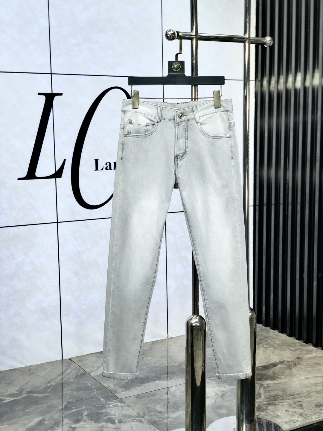 NO:440527,The official counter on the official website is released simultaneously, 2025SS spring and summer new men's casual jeans, original single quality, custom-made original denim fabric for counter, logo pattern design, original hardware and accessories for b trousers body, three-dimensional and clear, realistic effect, c super trendy personality, fashionable and stylish upper body!  Must-have items for trendy men, 28-38, Moncler, jeans, alexander wang19860909蒙口.官网专柜同步发售,2025SS春夏新品男士休闲牛仔裤,原单品质,专柜定制原版牛仔面料,logo图案设计,b裤身原版五金辅料装饰,立体清晰,效果逼真,c超级潮流个性,上身时尚有型！潮男必备单品 码数28-38,,Moncler,jeans,alexander wang,Men's clothing