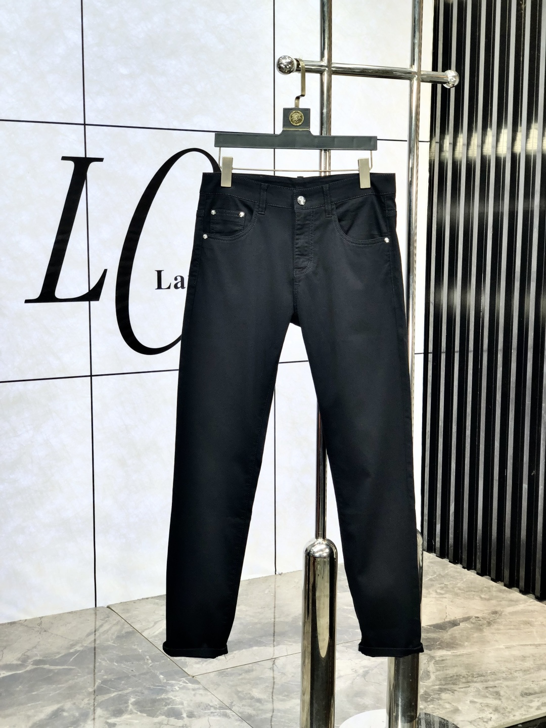 NO:440535,Fendi. The official counter on the official website is released simultaneously, 2025SS spring and summer new men's casual jeans, original single quality, customized original denim fabric for counter, logo pattern design, original hardware and accessories for b trousers, three-dimensional and clear, realistic effect, c super trendy and personalized, fashionable and stylish upper body!  Trendy men's must-have items, 28-38, fendi, jeans, alexander wang19860909芬迪.官网专柜同步发售,2025SS春夏新品男士休闲牛仔裤,原单品质,专柜定制原版牛仔面料,logo图案设计,b裤身原版五金辅料装饰,立体清晰,效果逼真,c超级潮流个性,上身时尚有型！潮男必备单品 码数28-38,,fendi,jeans,alexander wang,Men's clothing