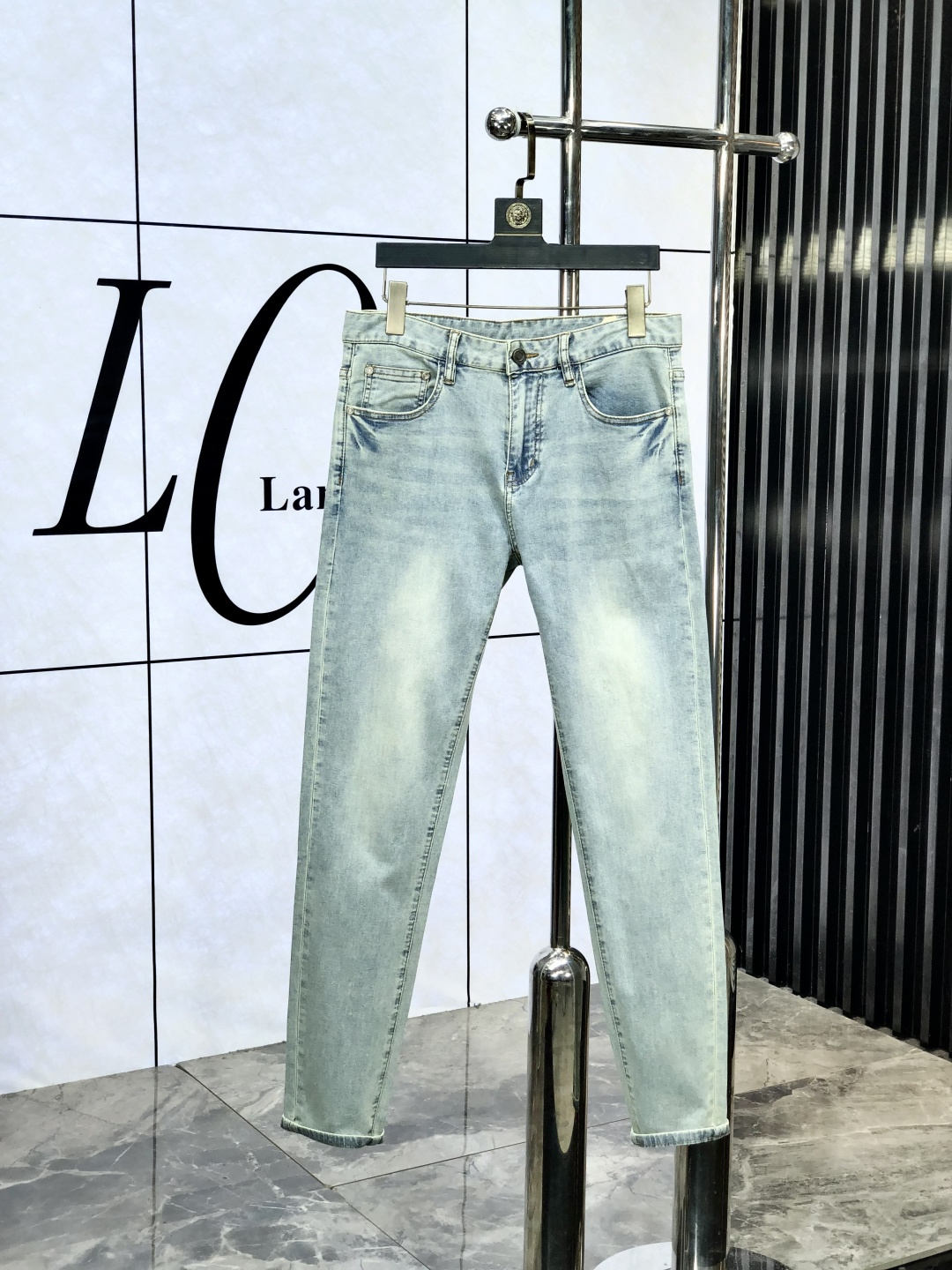NO:440548,. Luo Yiwei. The official counter is released simultaneously, 2025SS spring and summer new men's casual jeans, original single quality, customized original denim fabric for counter, logo pattern design, original hardware and accessories for b trousers, three-dimensional and clear, realistic effect, c super trendy personality, fashionable and stylish upper body!  Trendy men's must-have items 28-38, loewe, jeans, alexander wang19860909.罗意威.官网专柜同步发售,2025SS春夏新品男士休闲牛仔裤,原单品质,专柜定制原版牛仔面料,logo图案设计,b裤身原版五金辅料装饰,立体清晰,效果逼真,c超级潮流个性,上身时尚有型！潮男必备单品 码数28-38,,loewe,jeans,alexander wang,Men's clothing
