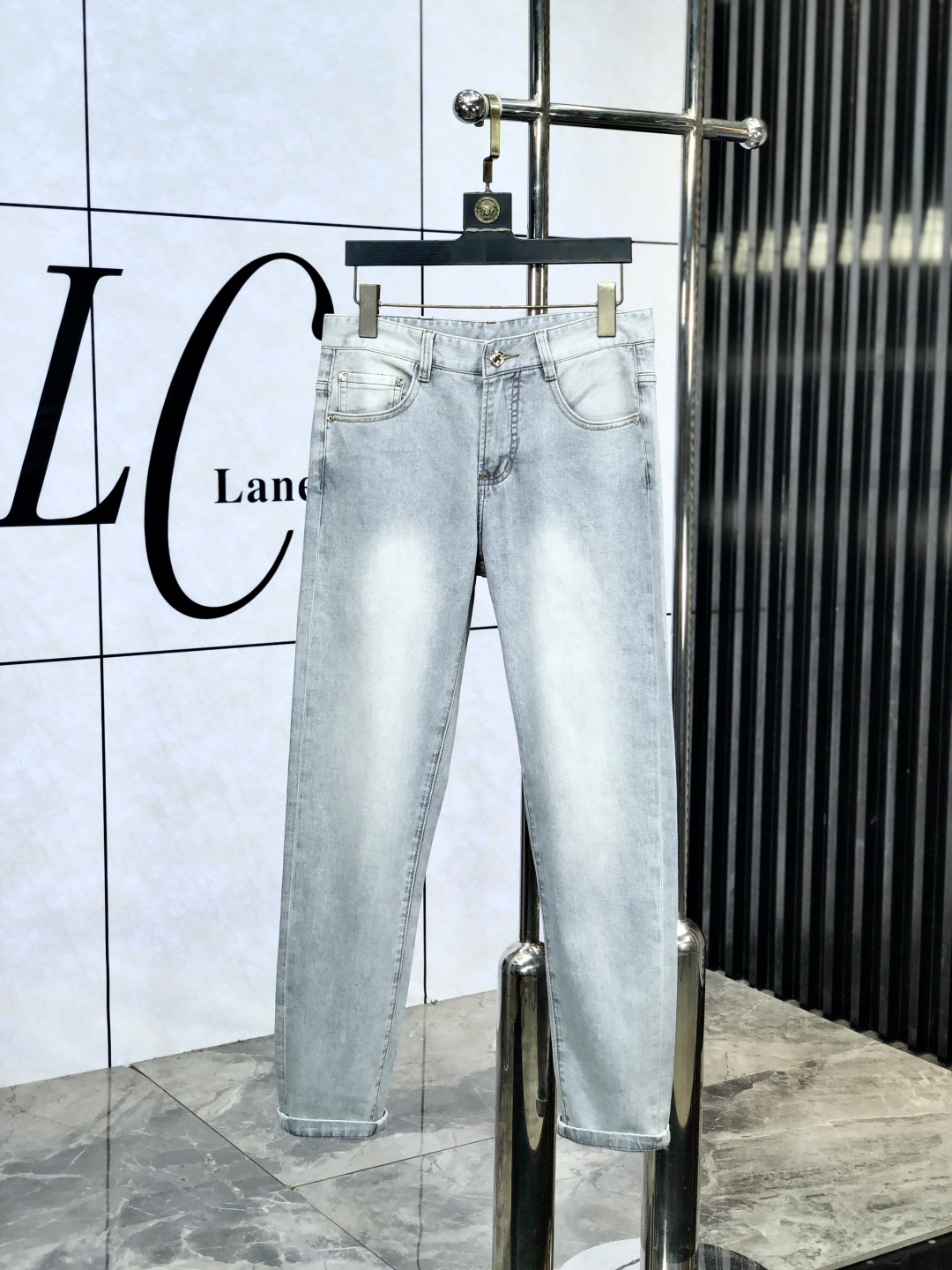 NO:440558,Prada. The official counter on the official website is released simultaneously, 2025SS spring and summer new men's casual jeans, original single quality, custom-made original denim fabric for counter, logo pattern design, original hardware and accessories for b trousers, three-dimensional and clear, realistic effect, c super trendy personality, fashionable and stylish upper body!  Trendy men's must-have items, number 28-38, prada, jeans, alexander wang19860909普拉达.官网专柜同步发售,2025SS春夏新品男士休闲牛仔裤,原单品质,专柜定制原版牛仔面料,logo图案设计,b裤身原版五金辅料装饰,立体清晰,效果逼真,c超级潮流个性,上身时尚有型！潮男必备单品 码数28-38,,prada,jeans,alexander wang,Men's clothing