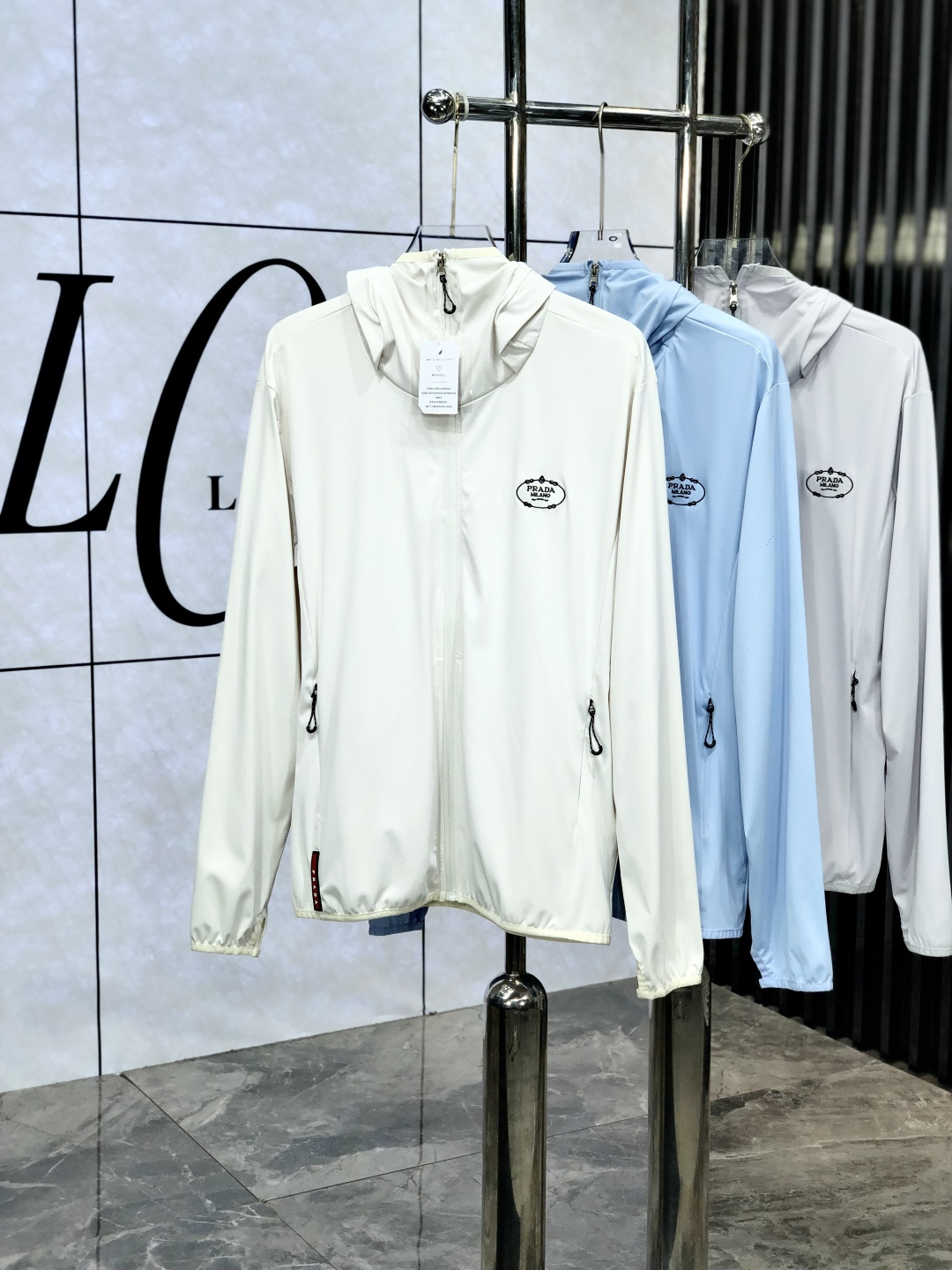 NO:425374,.Prada. Lightweight, breathable and comfortable!  The same style for men and women. Specially supplied imported fabric hooded skin clothing anti-ultraviolet rays series thin and light summer savior!  I can weld this sunscreen to my body. It hurts to be chased by the sun when I go out in summer. Who knows it!  Until I met EZ's hooded skin coat. When I put it on, it was like a moving parasol for the skin. It is made of imported fabrics, which are extremely light and you can hardly feel its existence when worn, just like the second layer of skin. The breathability is even more amazing. When the wind blows, the heat will quickly dissipate, keeping it refreshing at all times, and you no longer have to worry about sweating and wetting the back of the clothes. The sun protection is directly full, which can resist ultraviolet rays in all directions, allowing you to play in the sun without any fear of being tanned and sunburned. The hooded design is super considerate, with an extra layer of protection, and also add a 'sun protection shield' to the face. The style is simple and fashionable. You can easily grasp the fashionable feeling when you are commuting, outdoor sports, and wearing jeans or sports pants. With it, you will no longer be afraid of sunlight when traveling in summer!  Family members, hurry up while there is an activity, buy early and enjoy it early!  s-3xL.m wear 175/130 catties, prada, jeans, hats, alexander wang19860909.普拉达.轻盈透气舒适！男女同款.特供进口面料连帽款皮肤衣防嗮紫外线衣系列轻薄外夏日救星！这件防晒衣我能焊在身上 夏天出门被太阳追着烤的痛,h谁懂啊！直到我遇到EZ家这款连帽皮肤衣,穿上它,8就像给肌肤撑起了一把移动的遮阳伞. 它用的是特供进口面料,轻盈得不像话,穿上几乎感觉不到它的存在,就像第二层肌肤.透气性能更是一绝,风一吹,热气迅速散去,时刻保持清爽,再也不用担心汗湿衣背. 防晒力直接拉满,能全方位抵御紫外线,让你在阳光下肆意玩耍,完全不怕被晒黑晒伤.连帽设计超贴心,多一层防护,给脸部也加上“防晒盾” . 款式简约又时尚,日常通勤、户外运动,搭牛仔裤或者运动裤,都能轻松拿捏时尚感. 有了它,夏日出行不再怕晒！家人们,趁有活动赶紧冲,早买早享受！s-3xL.m穿175/130斤,,prada,jeans,hats,alexander wang,Men's clothing