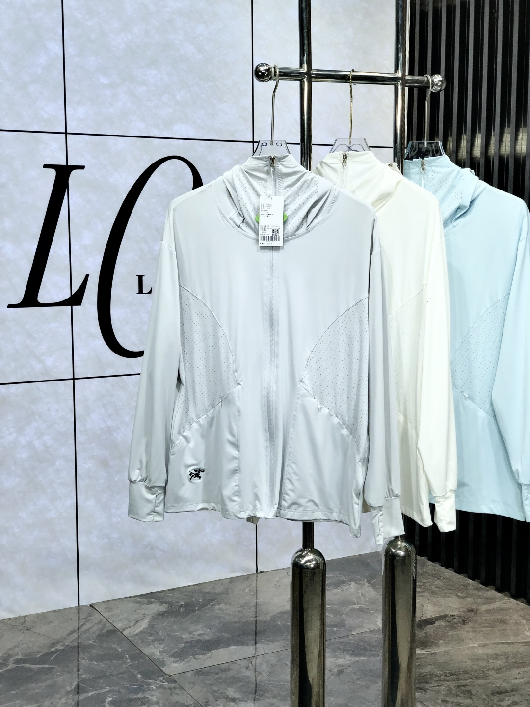 NO:425378,.Architecture Bird. Lightweight, breathable and comfortable!  The same style for men and women. Specially supplied imported fabric hooded skin clothing anti-ultraviolet rays series thin and light summer savior!  I can weld this sunscreen to my body. It hurts to be chased by the sun when I go out in summer. Who knows it!  Until I met EZ's hooded skin coat. When I put it on, it was like a moving parasol for the skin. It is made of imported fabrics, which are extremely light and you can hardly feel its existence when worn, just like the second layer of skin. The breathability is even more amazing. When the wind blows, the heat will quickly dissipate, keeping it refreshing at all times, and you no longer have to worry about sweating and wetting the back of the clothes. The sun protection is directly full, which can resist ultraviolet rays in all directions, allowing you to play in the sun without any fear of being tanned and sunburned. The hooded design is super considerate, with an extra layer of protection, and also add a 'sun protection shield' to the face. The style is simple and fashionable. You can easily grasp the fashionable feeling when you are commuting, outdoor sports, and wearing jeans or sports pants. With it, you will no longer be afraid of sunlight when traveling in summer!  Family members, hurry up while there is an activity, buy early and enjoy it early!  s-3xL.m wear 175/130 catties, arc'teryx, jeans, hats, alexander wang19860909.始祖鸟.轻盈透气舒适！男女同款.特供进口面料连帽款皮肤衣防嗮紫外线衣系列轻薄外夏日救星！这件防晒衣我能焊在身上 夏天出门被太阳追着烤的痛,h谁懂啊！直到我遇到EZ家这款连帽皮肤衣,穿上它,8就像给肌肤撑起了一把移动的遮阳伞. 它用的是特供进口面料,轻盈得不像话,穿上几乎感觉不到它的存在,就像第二层肌肤.透气性能更是一绝,风一吹,热气迅速散去,时刻保持清爽,再也不用担心汗湿衣背. 防晒力直接拉满,能全方位抵御紫外线,让你在阳光下肆意玩耍,完全不怕被晒黑晒伤.连帽设计超贴心,多一层防护,给脸部也加上“防晒盾” . 款式简约又时尚,日常通勤、户外运动,搭牛仔裤或者运动裤,都能轻松拿捏时尚感. 有了它,夏日出行不再怕晒！家人们,趁有活动赶紧冲,早买早享受！s-3xL.m穿175/130斤,arc'teryx,jeans,hats,alexander wang,Men's clothing